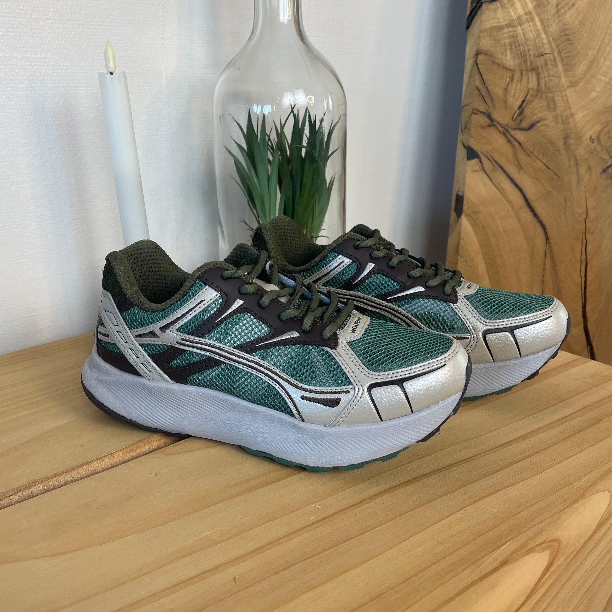 Woden Freja Runner – olivengrøn/brun sneaker med let gængesål
