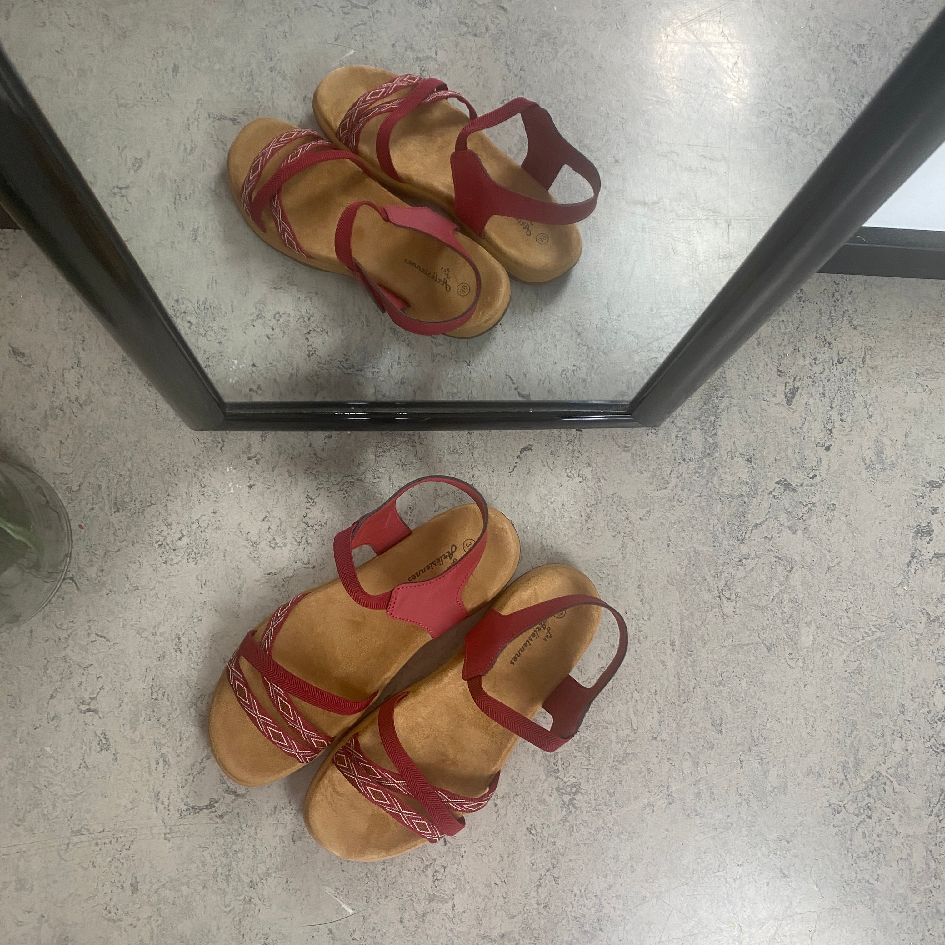 Rød sandal med elastikremme & velcro – feminin & fleksibel til sommeren