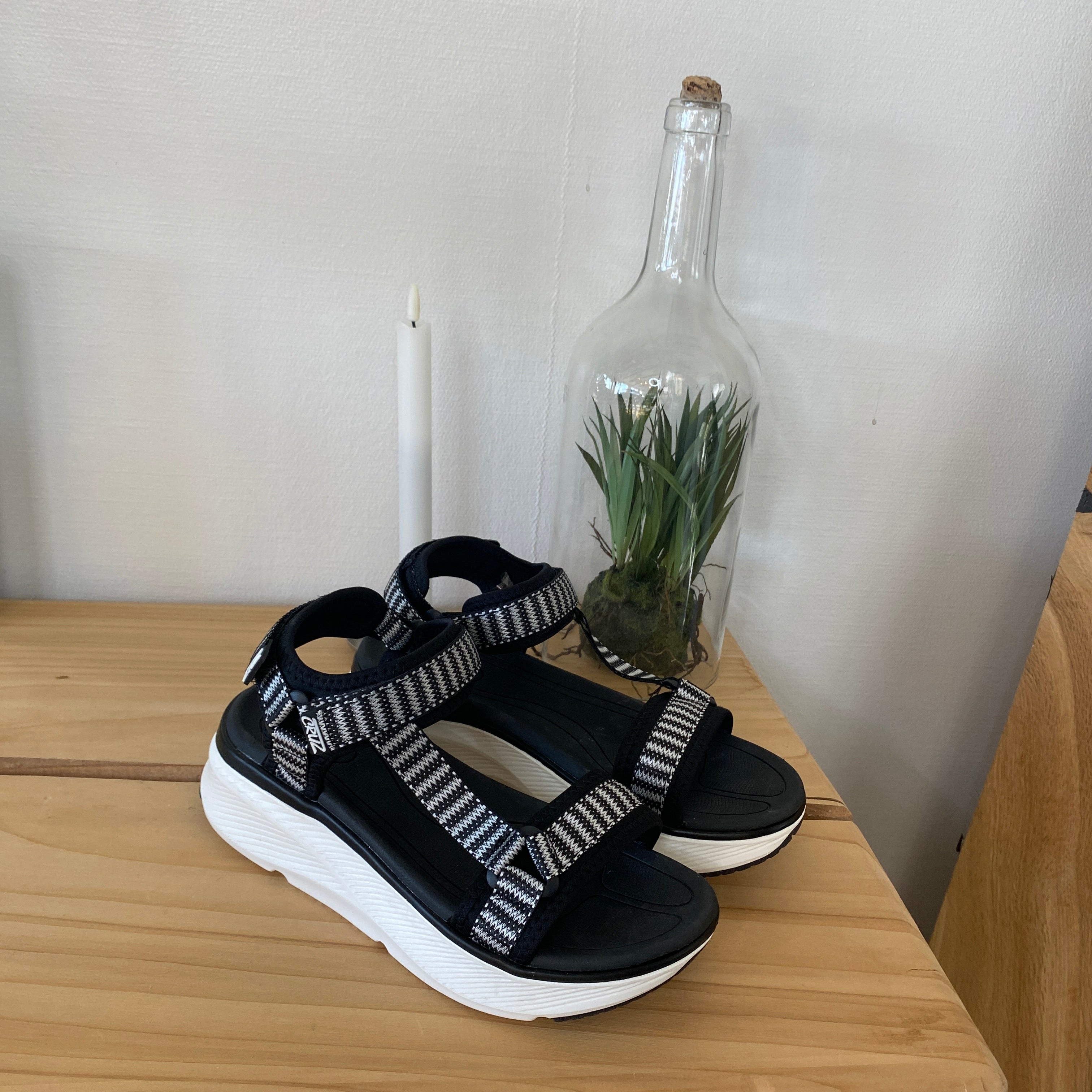 Cruz sandal i sort – Stabil komfort i klassisk design