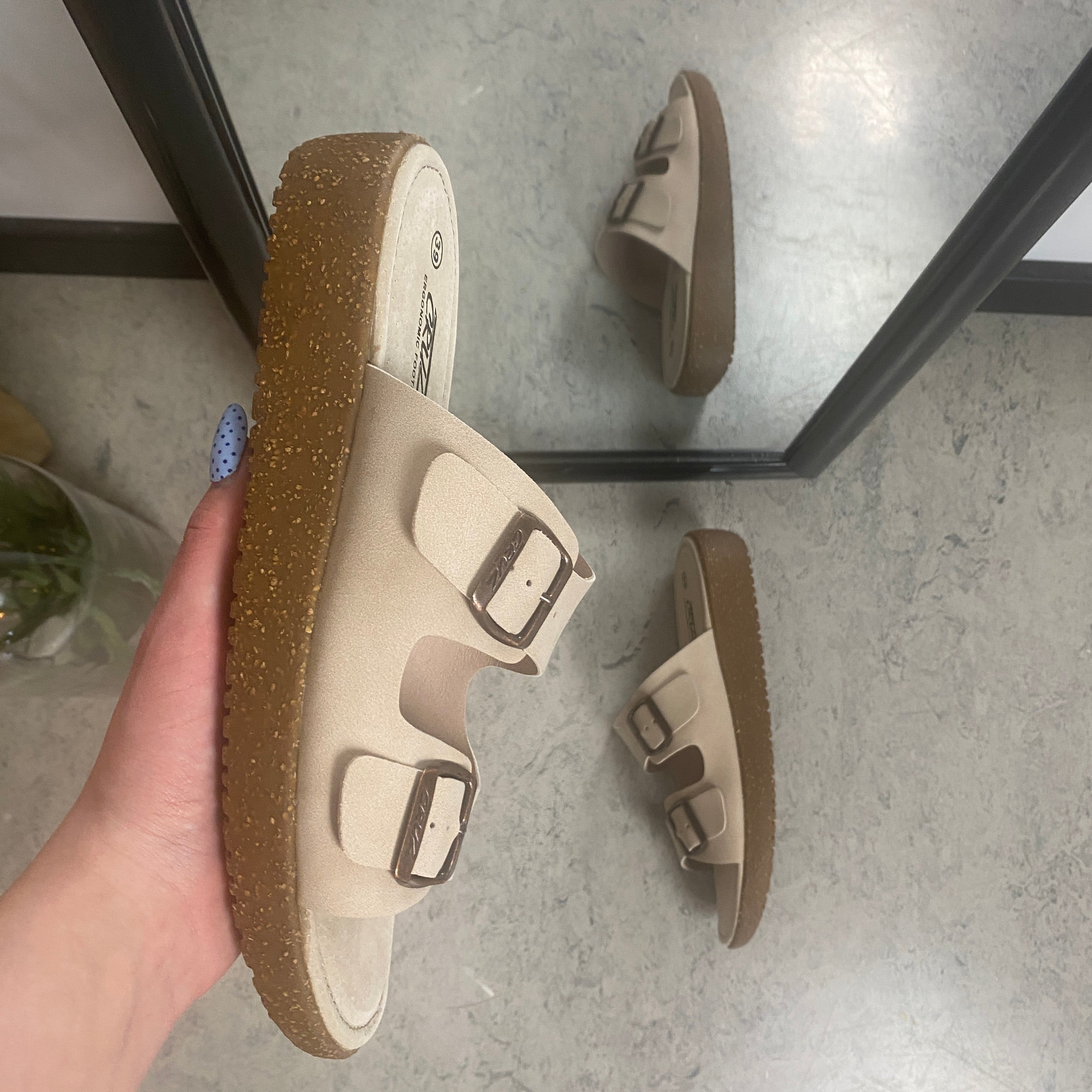 Cruz Noraja sandal i beige – Komfort & stabilitet til smalle fødder