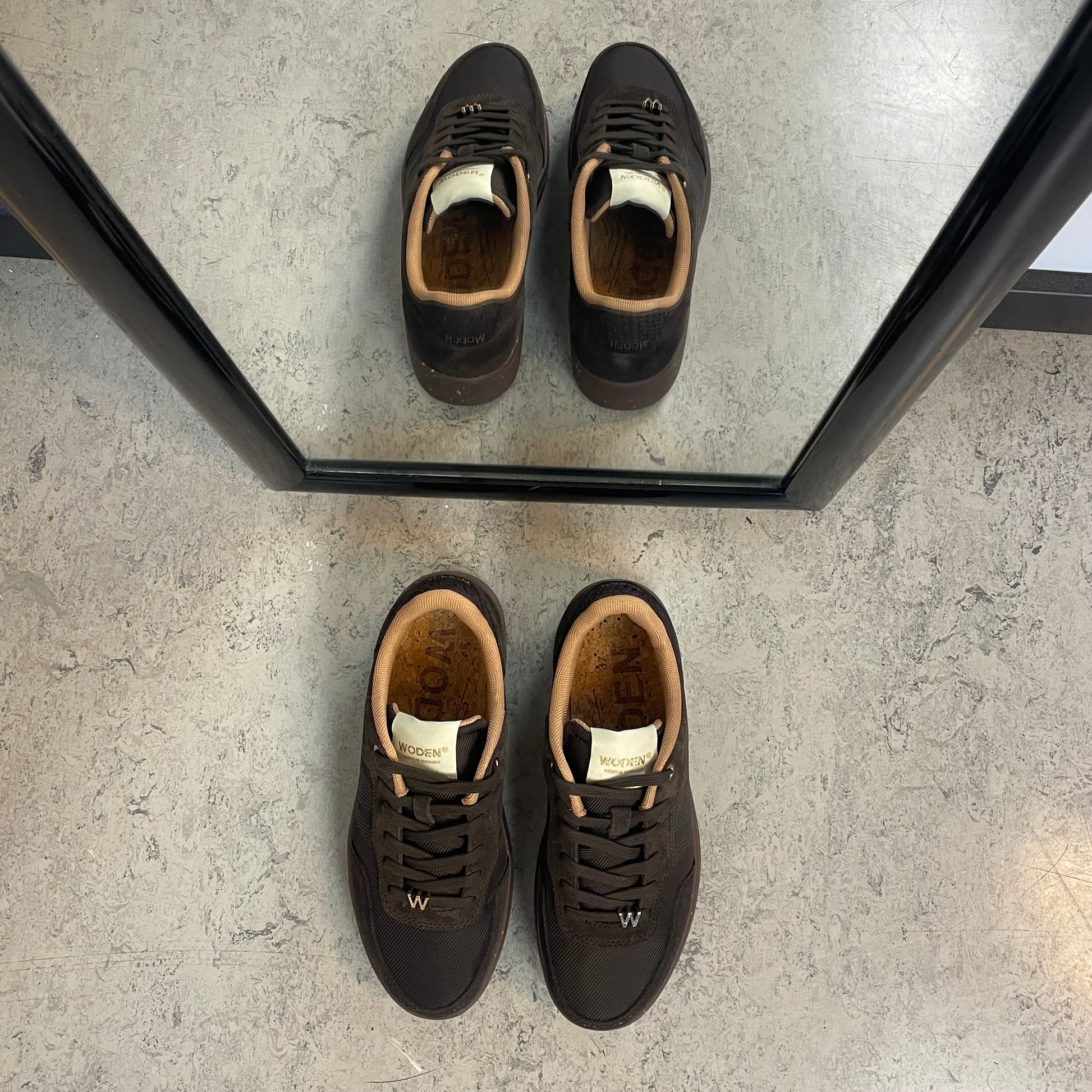Woden Line Sneak – mørkebrun sneaker med gulddetaljer & blød komfort