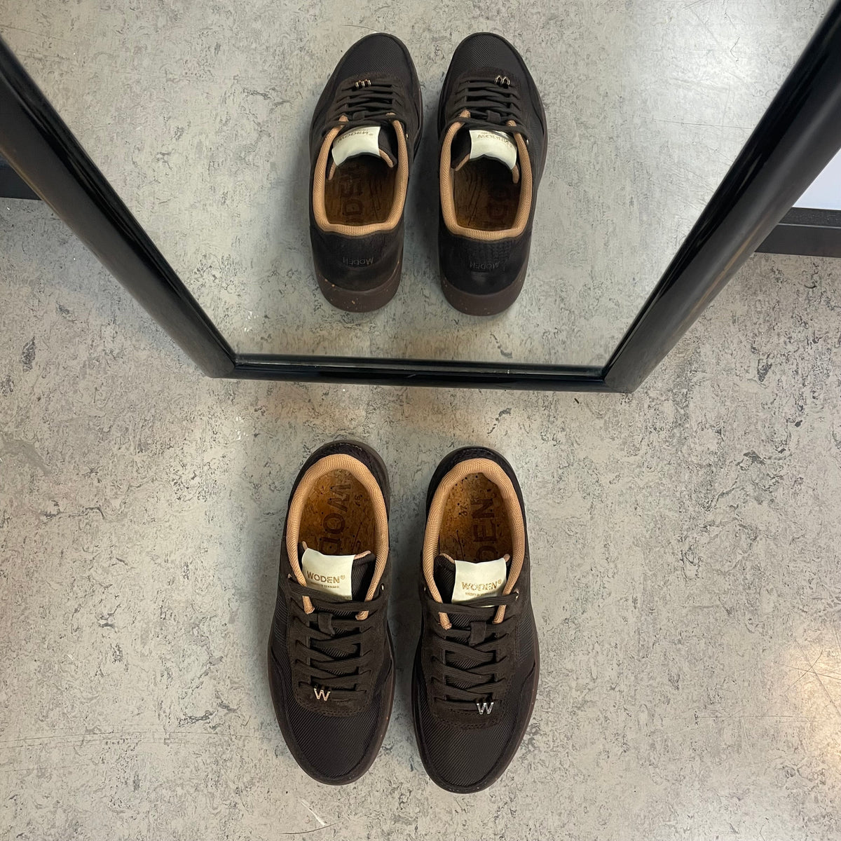 Woden Line Sneak – mørkebrun sneaker med gulddetaljer & blød komfort