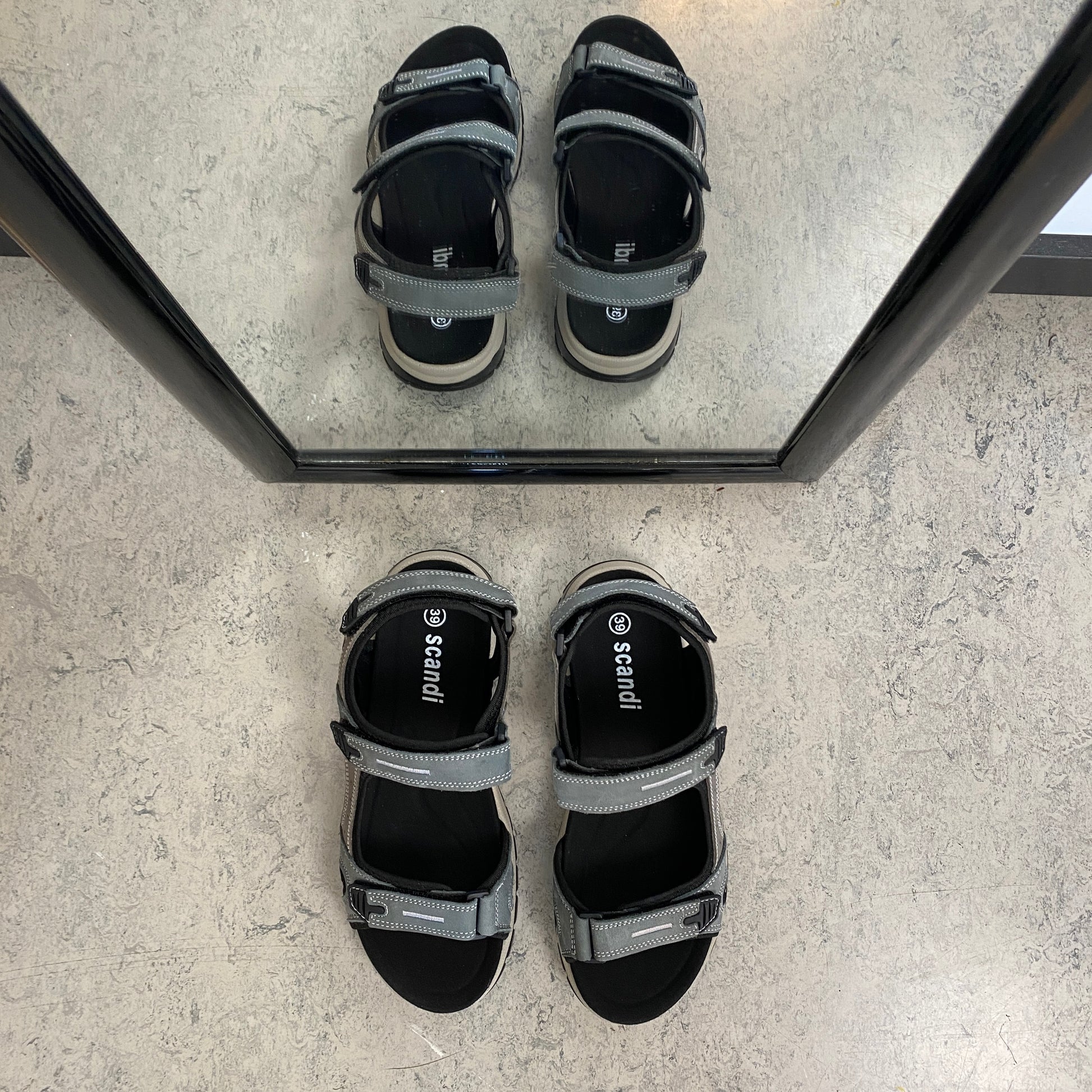 Robust sandal med justerbar pasform i gråblå