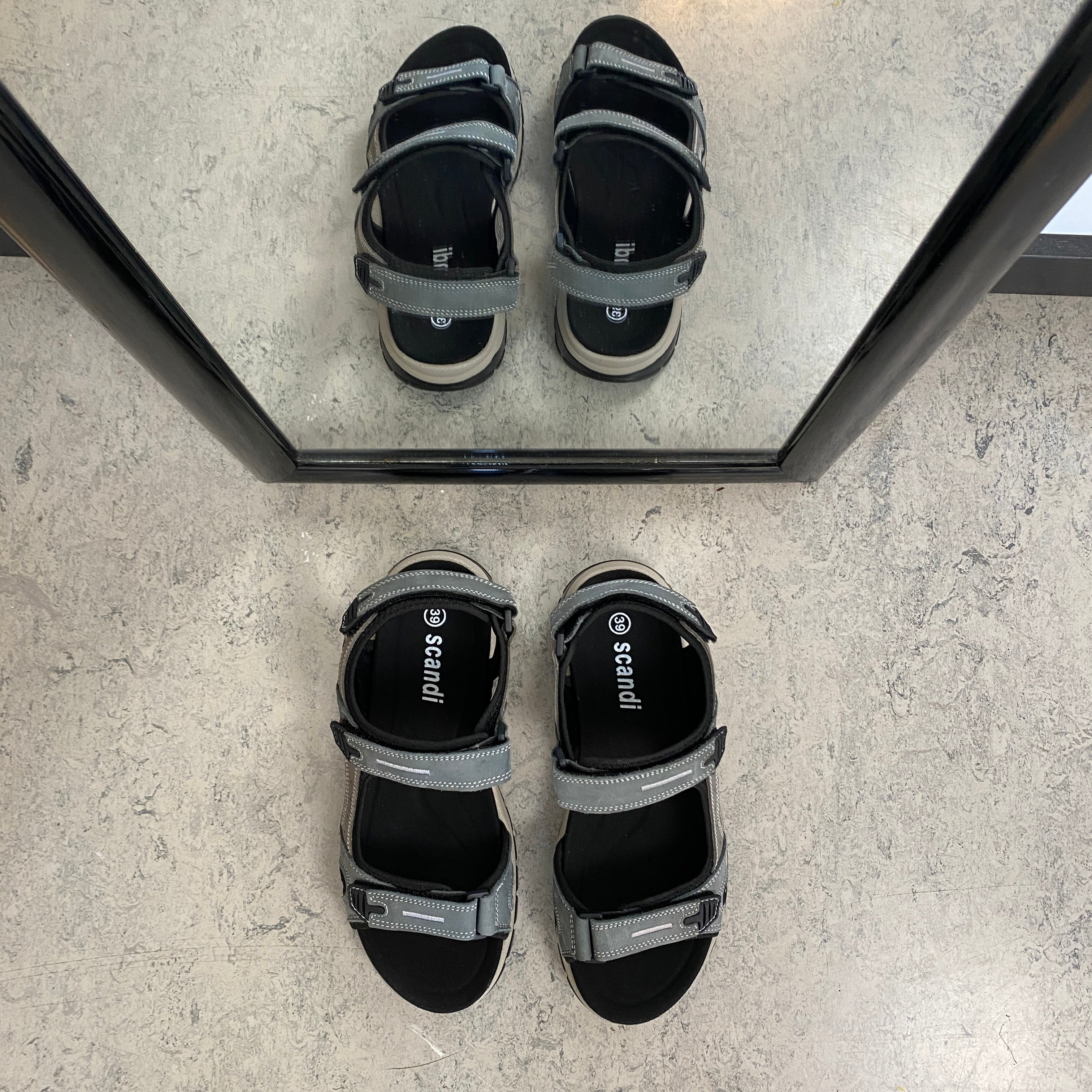 Robust sandal med justerbar pasform i gråblå