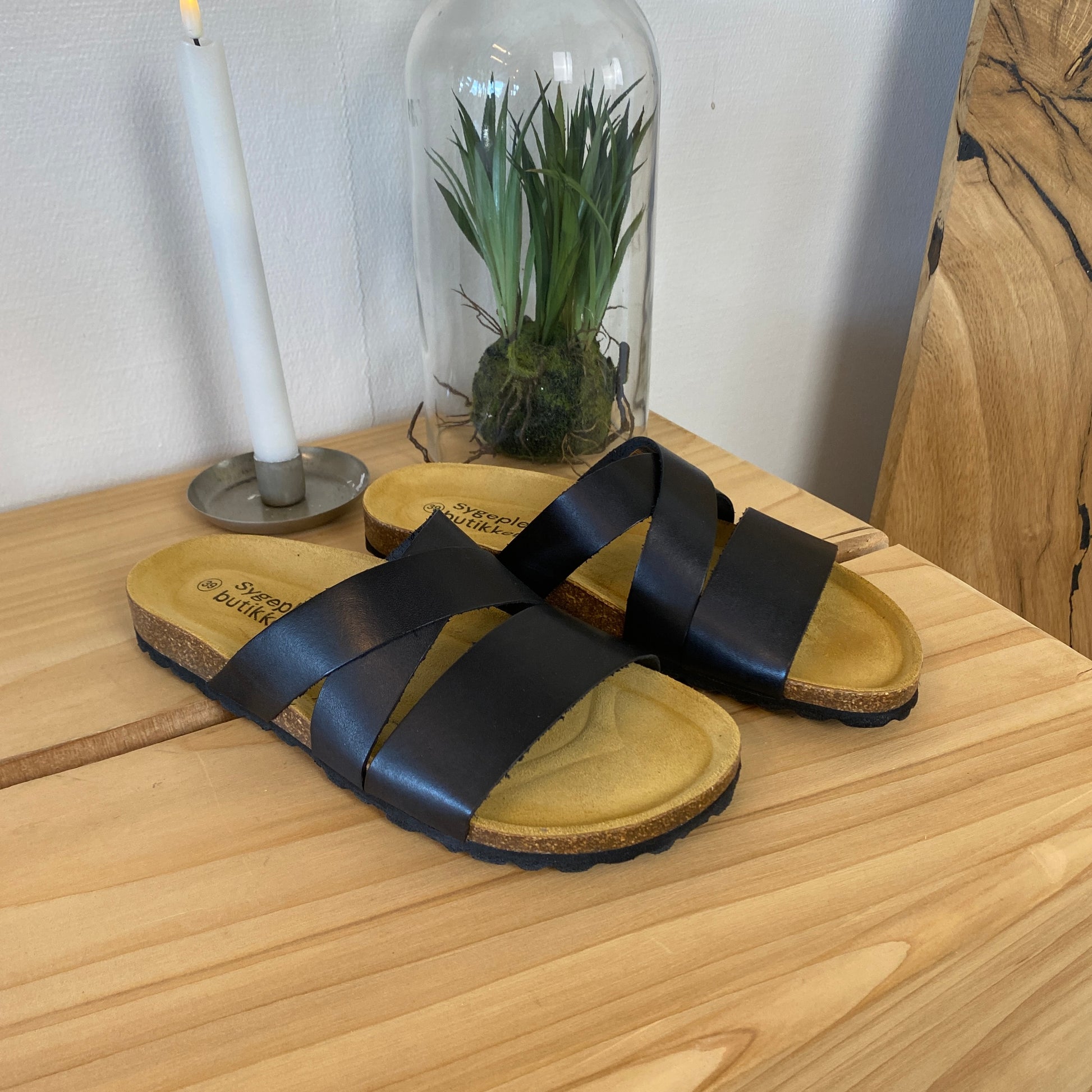 Slip on sandal i sort glat skind med krydsremme – komfort & støtte | Sygeplejebutikken