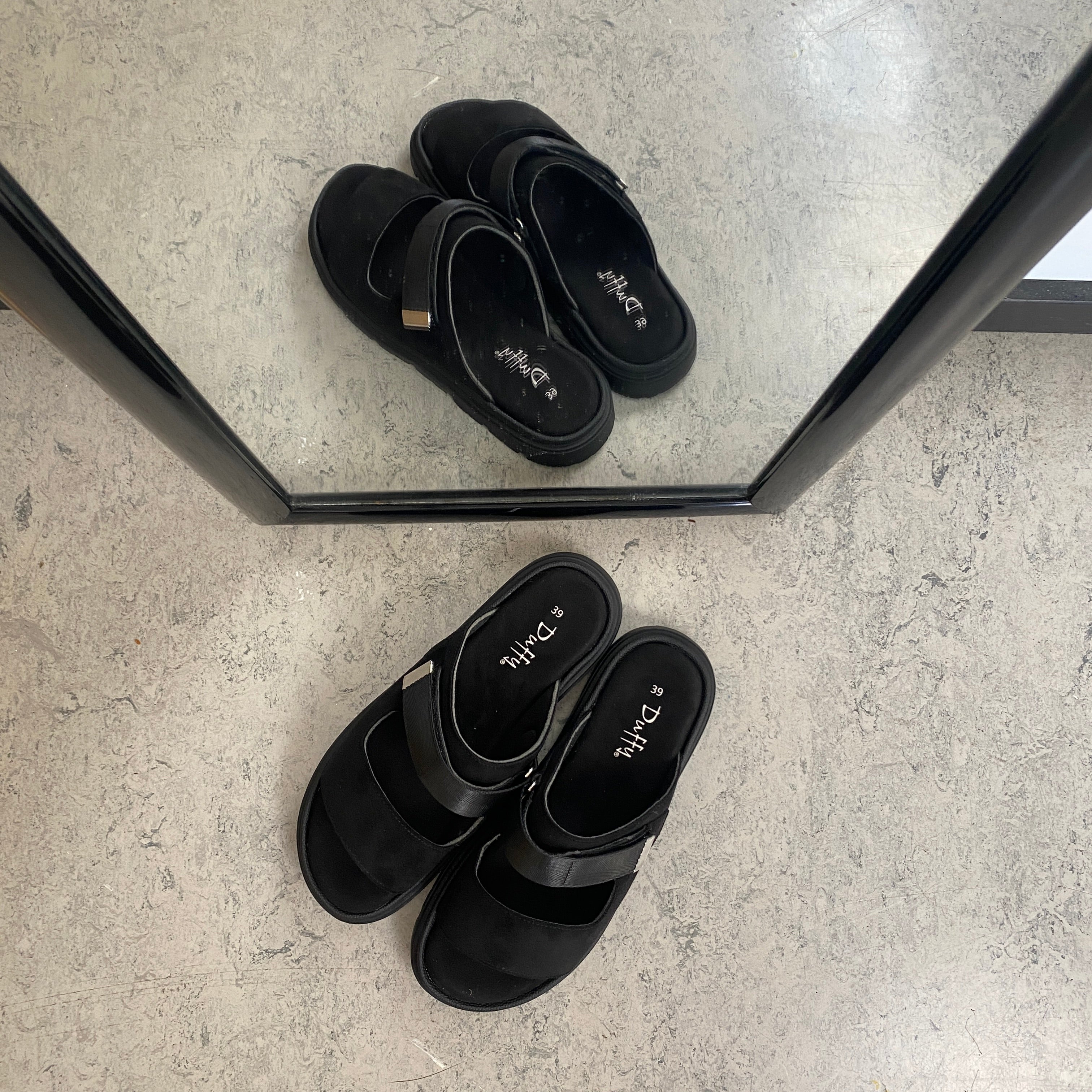 Sort Duffy sandal med justerbar rem & blød komfort