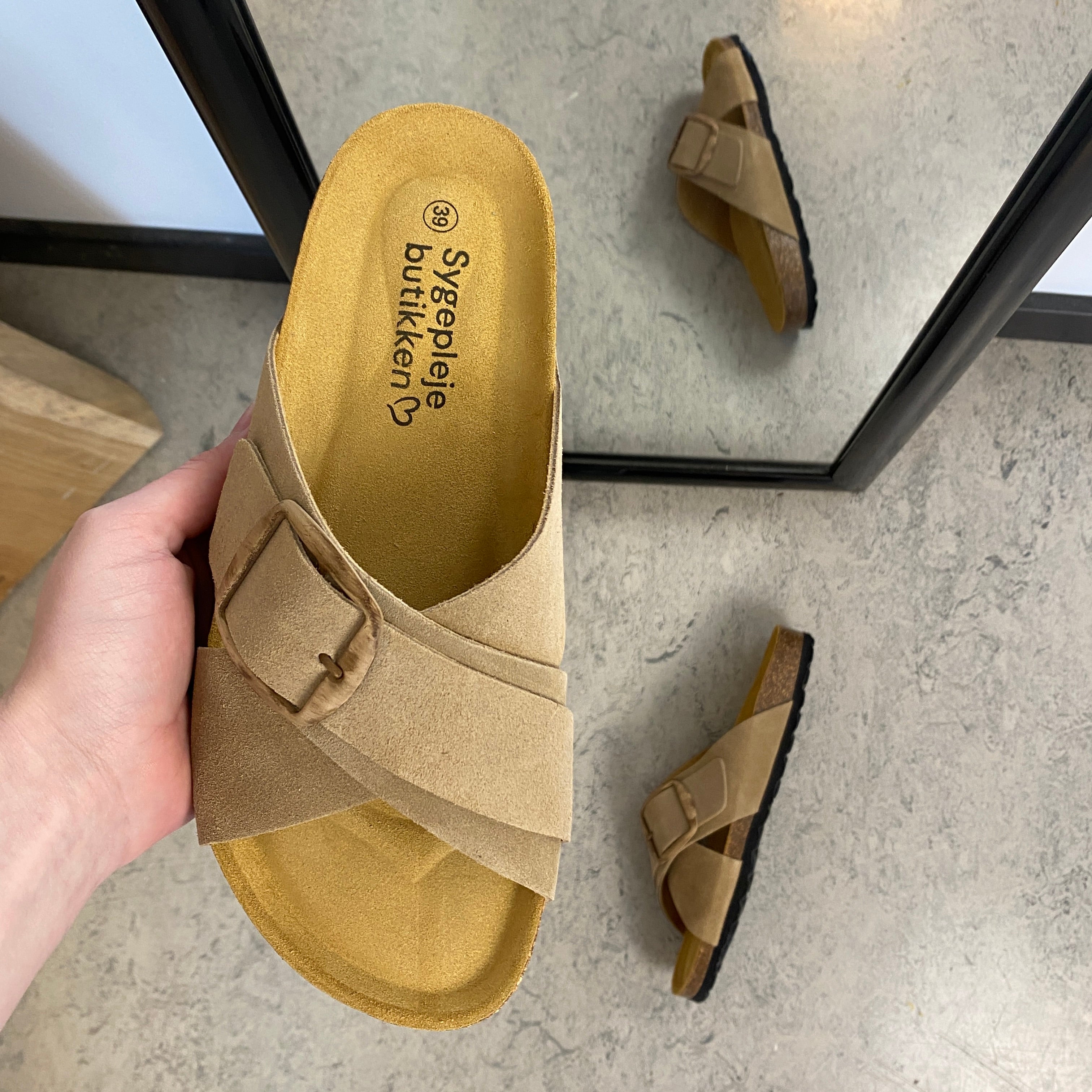 Lys brun slip on sandal i skind med dobbelt rem – komfort & støtte fra Sygeplejebutikken