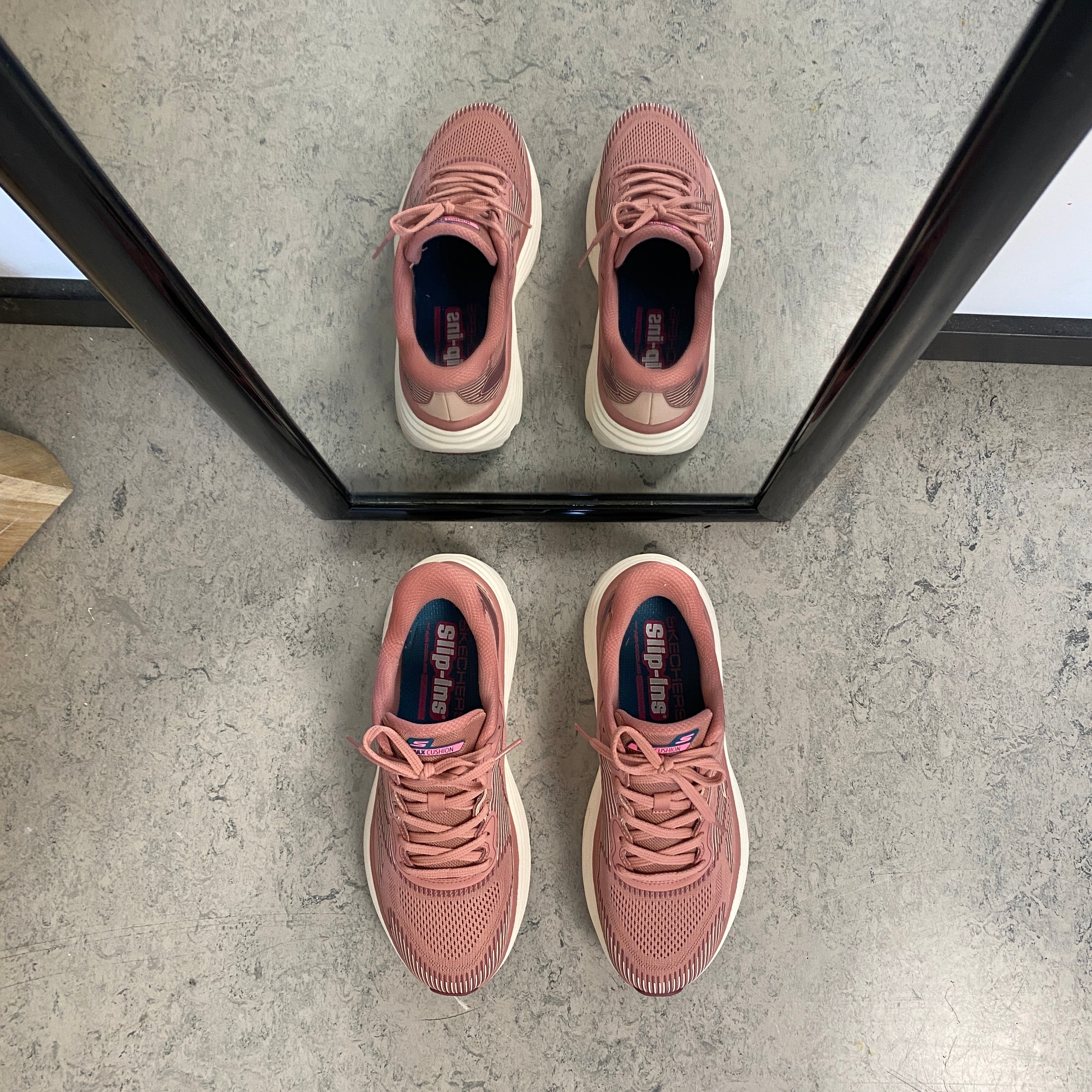Skechers Max Cushioning Rosa slip on sneaker med maksimal stødabsorbering