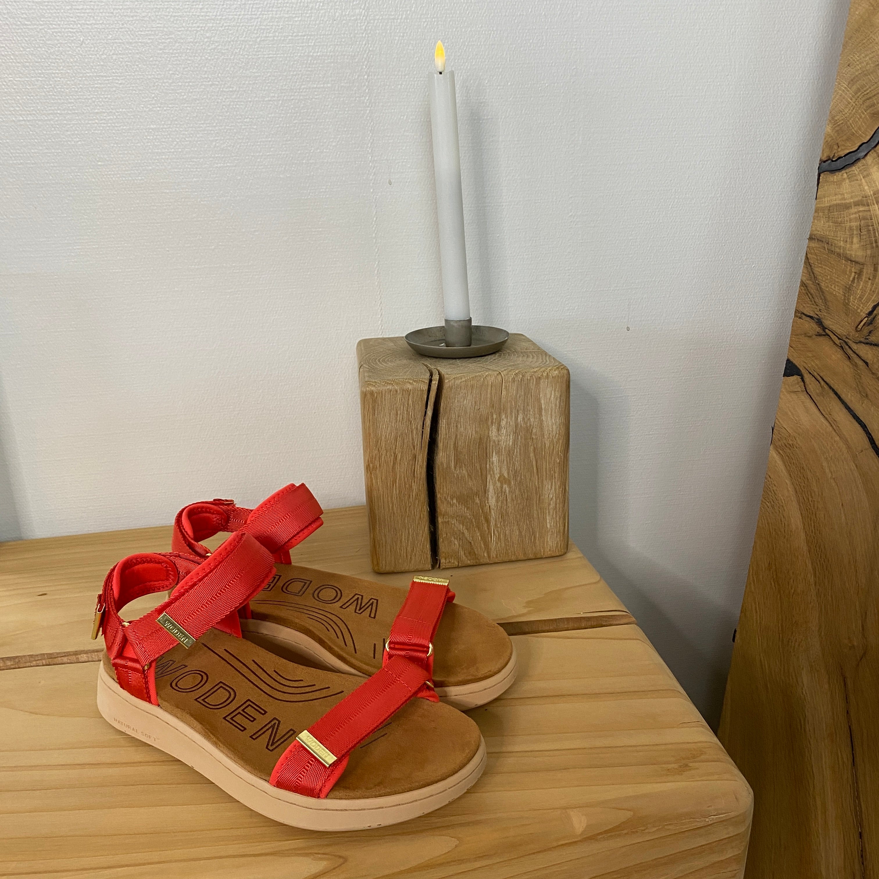 Woden sandal i rød – Let komfort med karakter