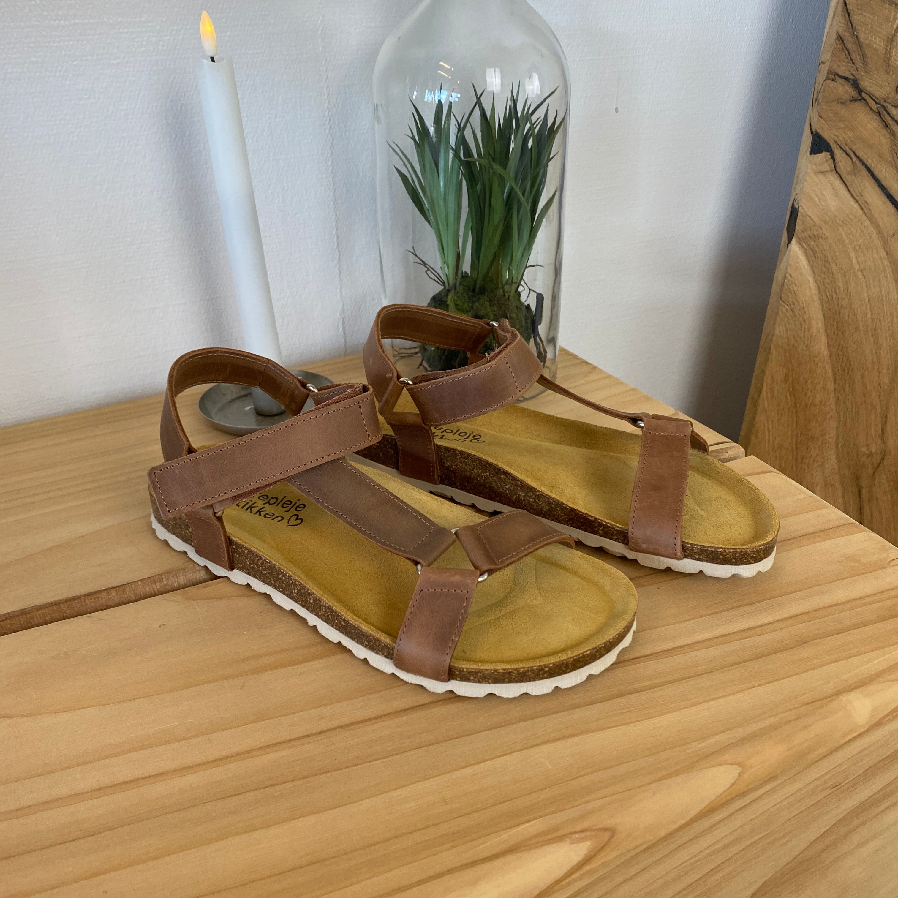 Crazy Brandi sandal i brun skind – komfort sandal med fast pasform | Sygeplejebutikken