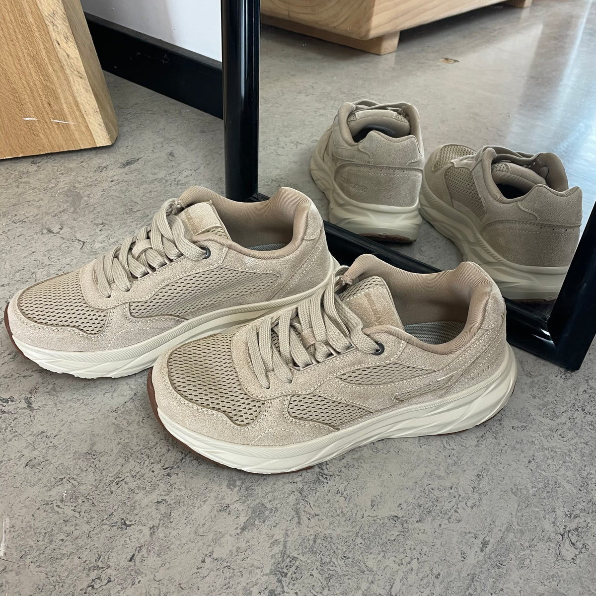Endurance komfortsko til dame – beige sneaker med let & stødabsorberende sål