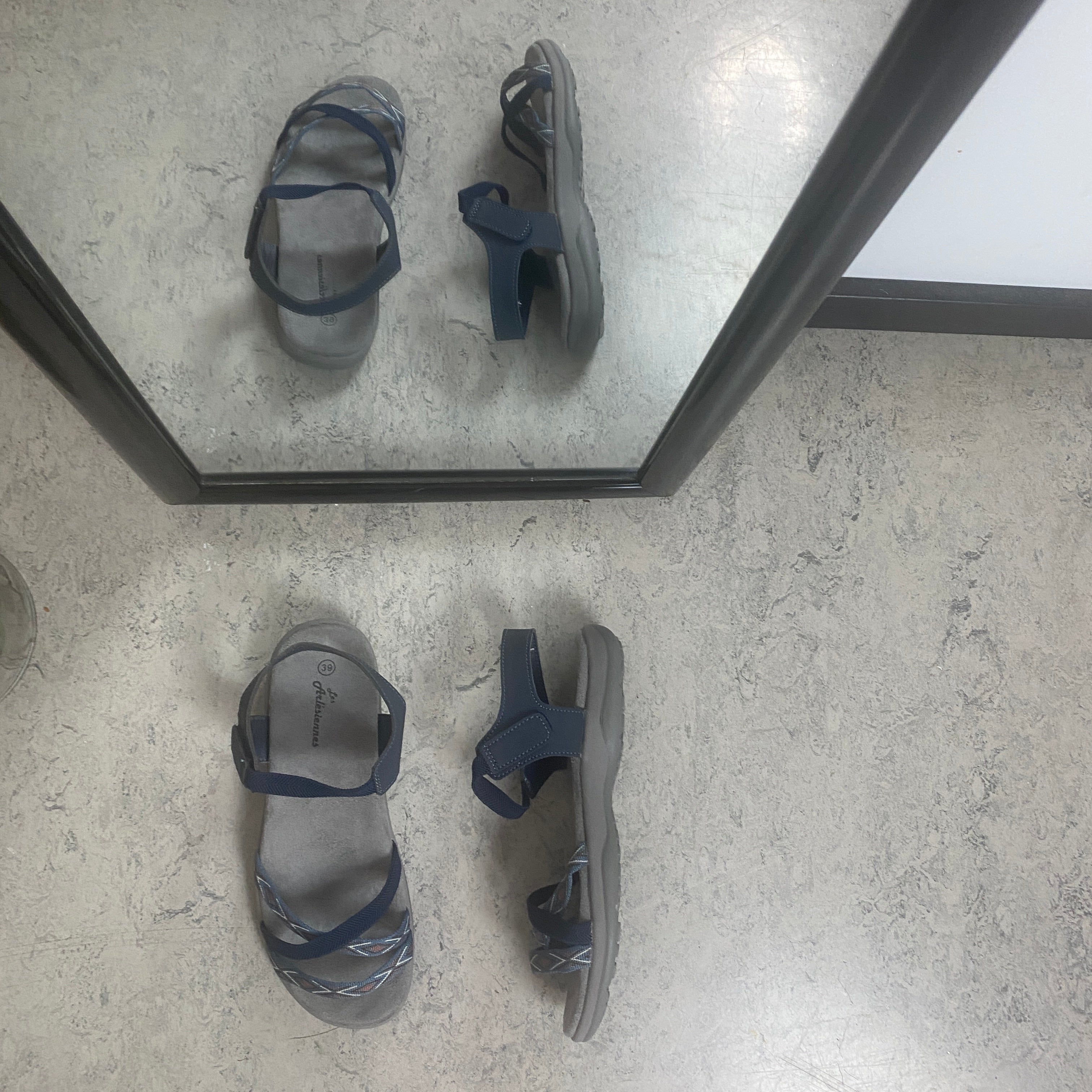 Navy sandal med elastikremme & velcro – rolig & maritim stil