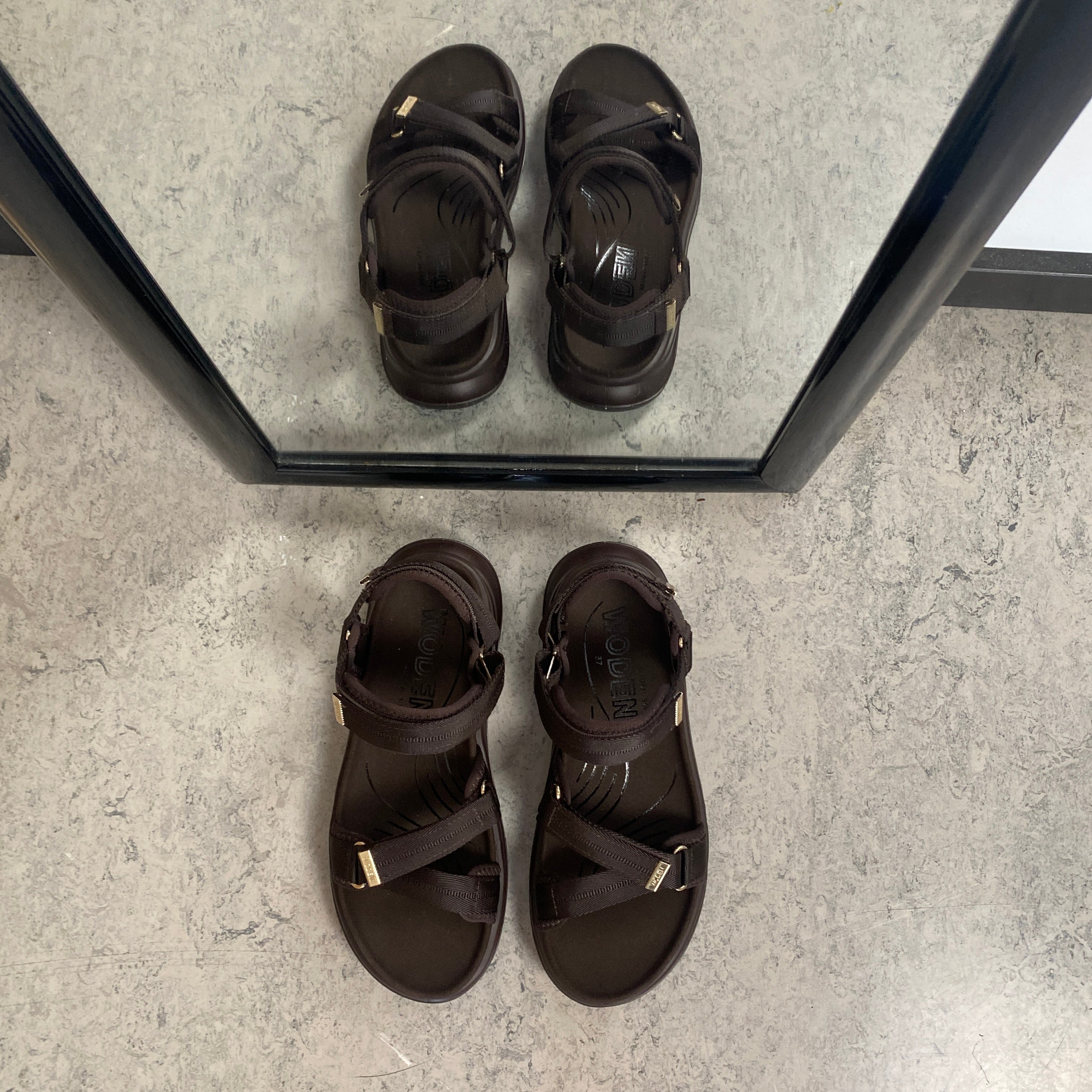 Mørkebrun Woden Solvej sandal – let komfort, svangstøtte & justerbar pasform