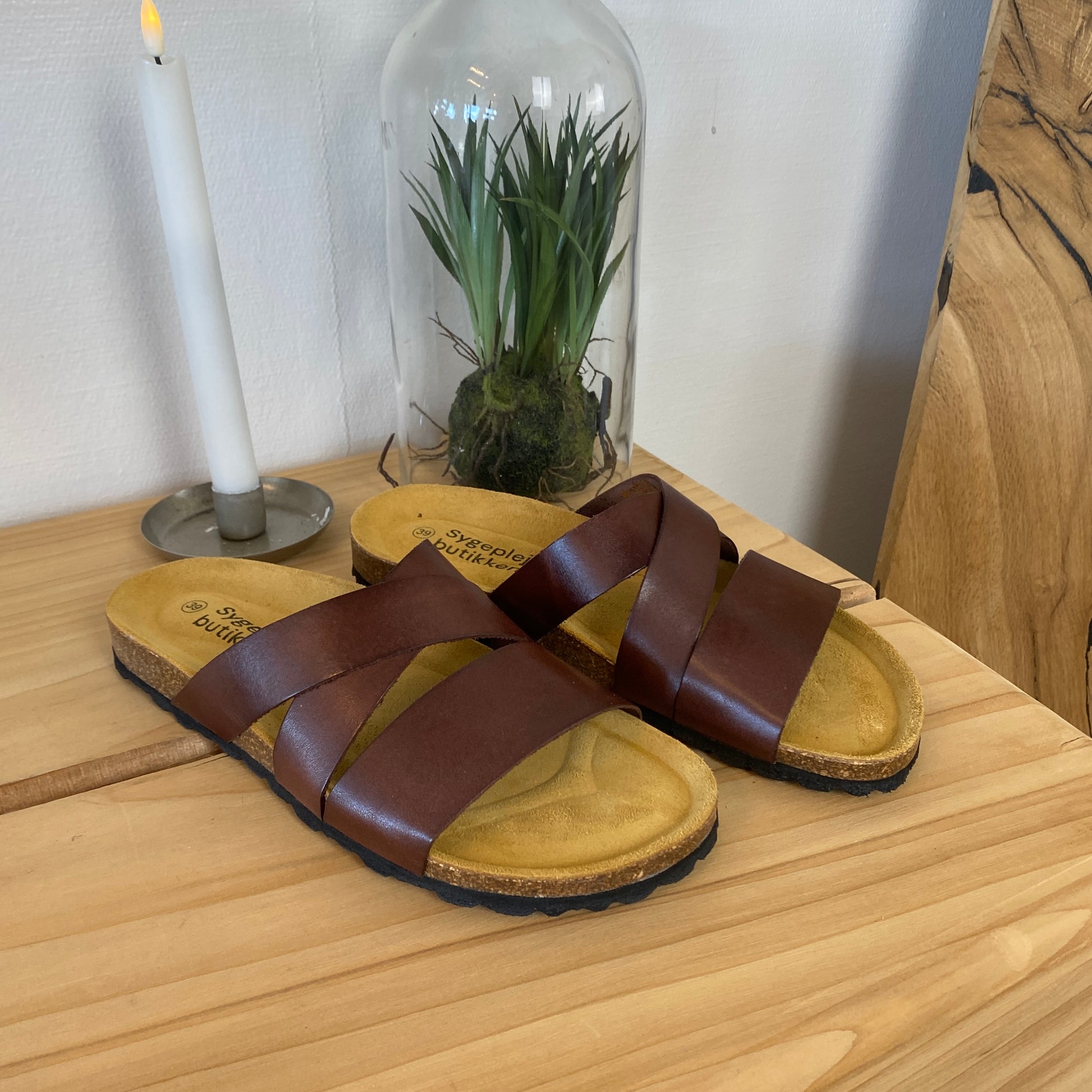 Slip on sandal i brun glat skind med krydsremme – komfort & støtte | Sygeplejebutikken