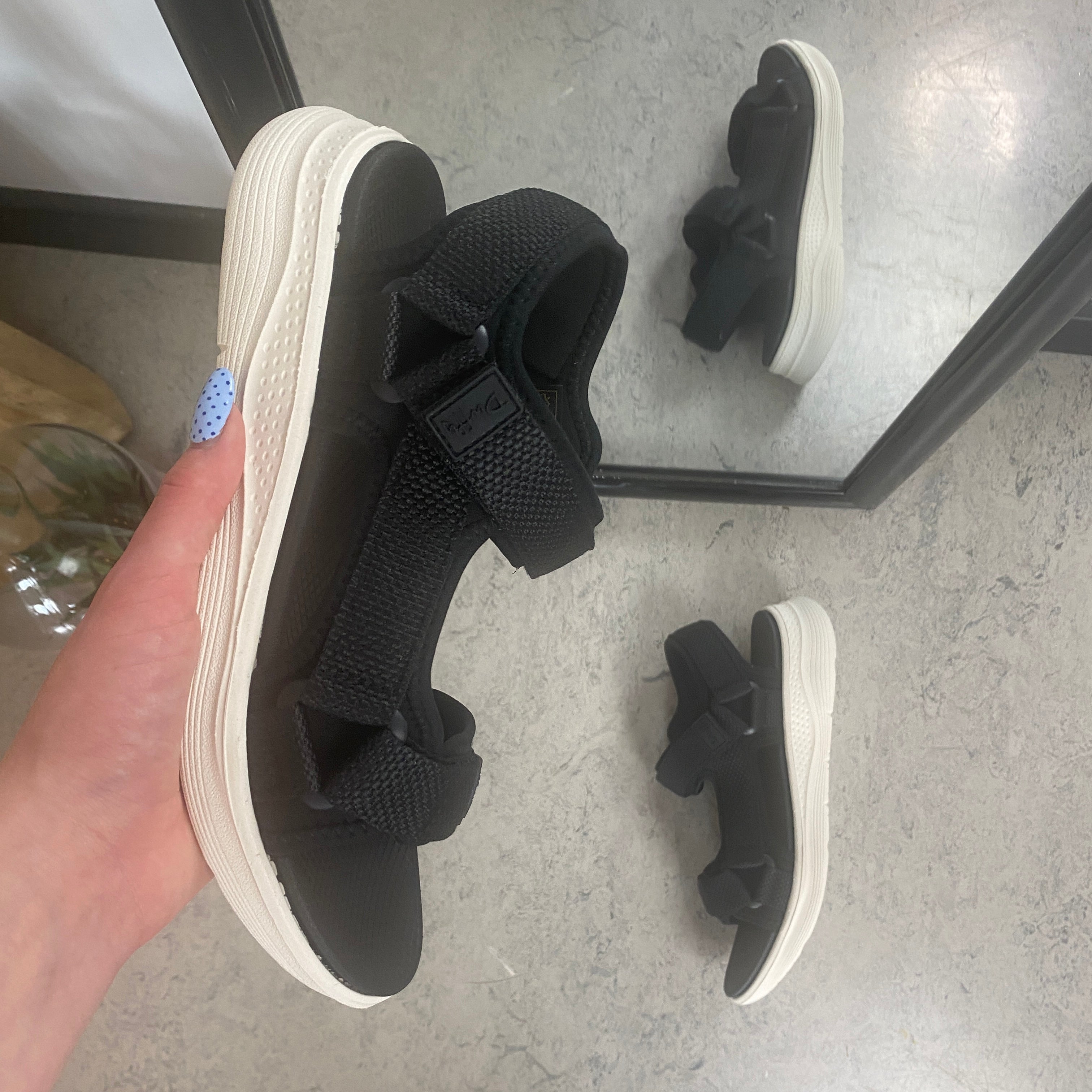 Sort komfortabel sandal med justerbare remme & let stødabsorbering