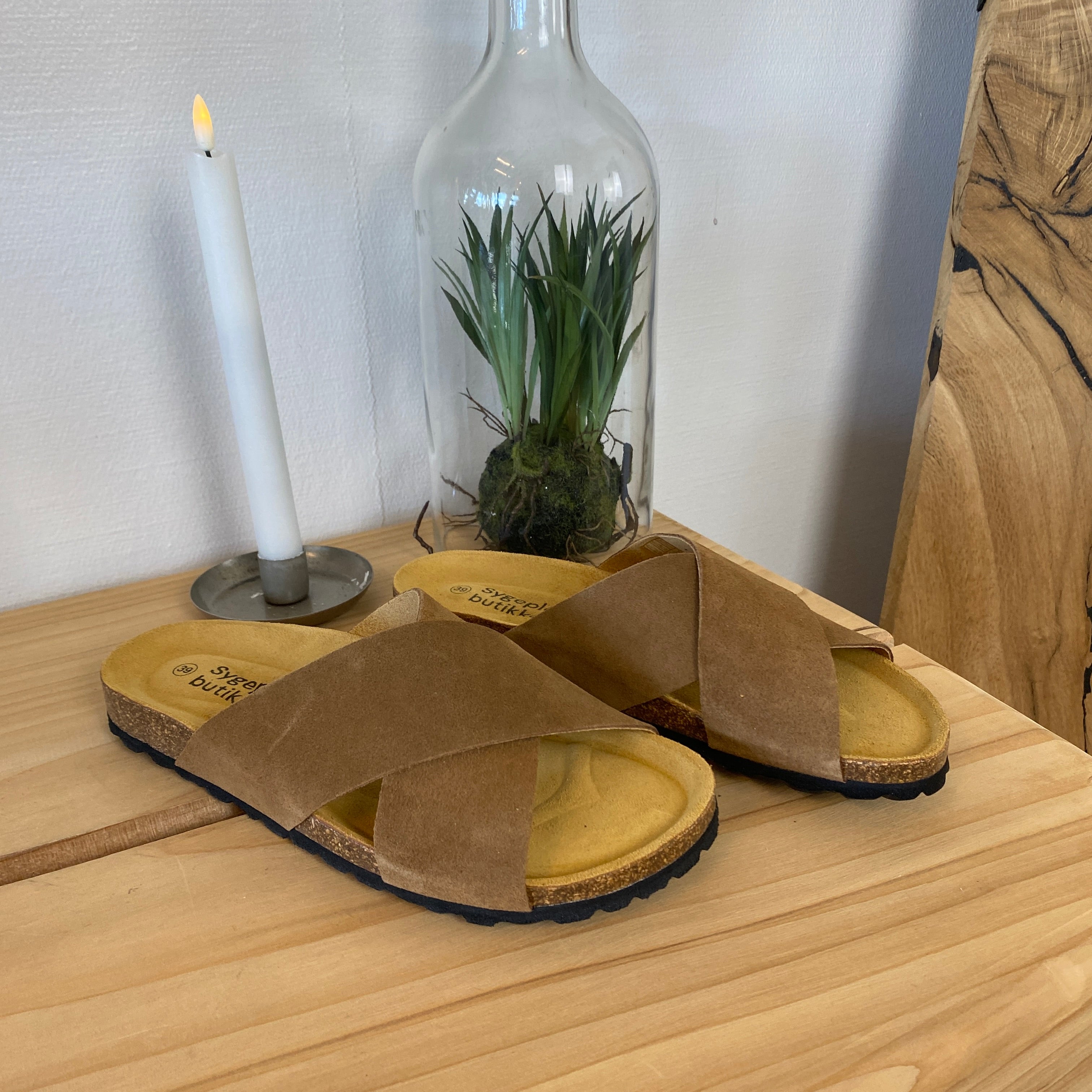 Serraje Roble – brun slip on sandal med krydsremme & komfort | Sygeplejebutikken