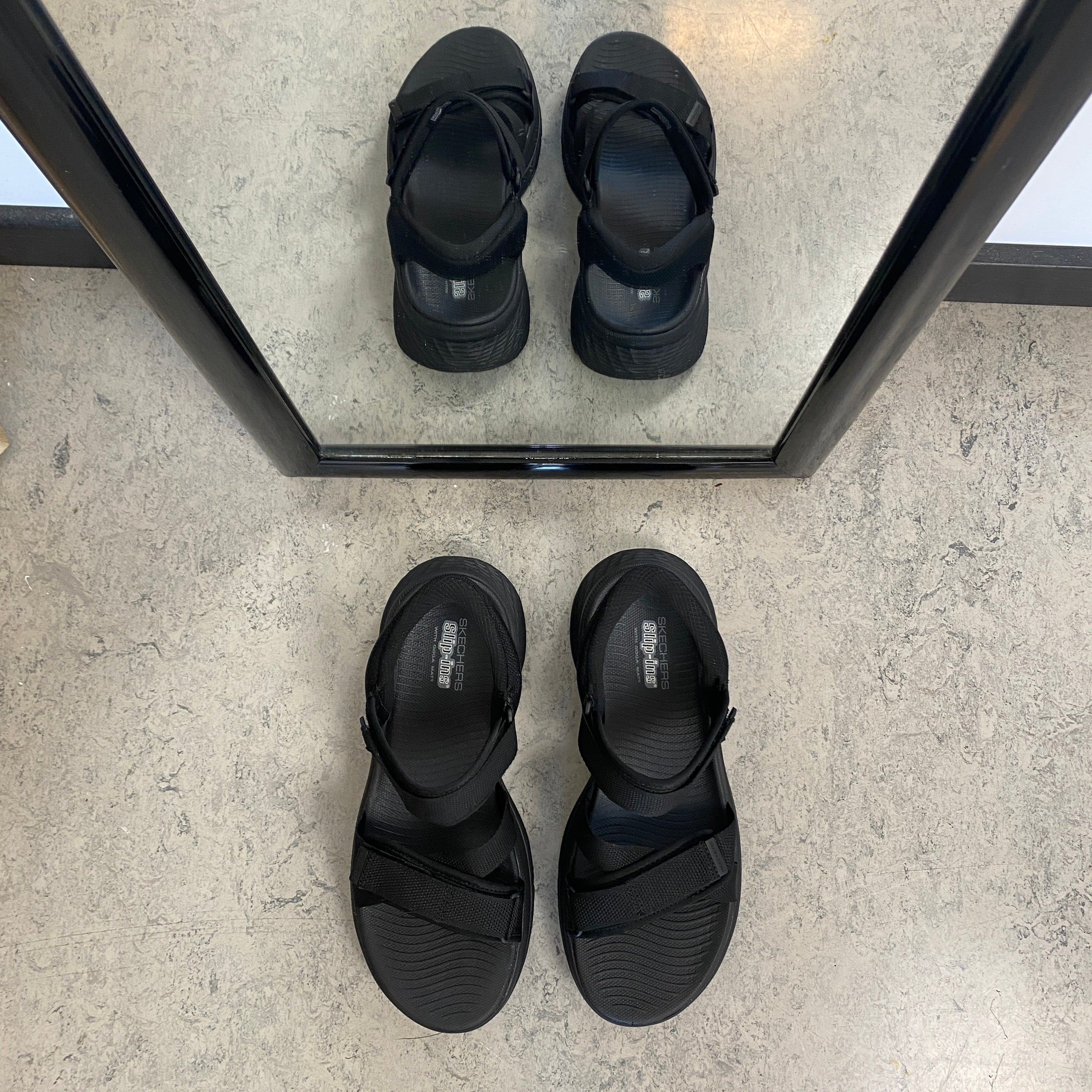 Skechers Max Cushioning sandal i sort – maksimal komfort & nem Slip-ins pasform