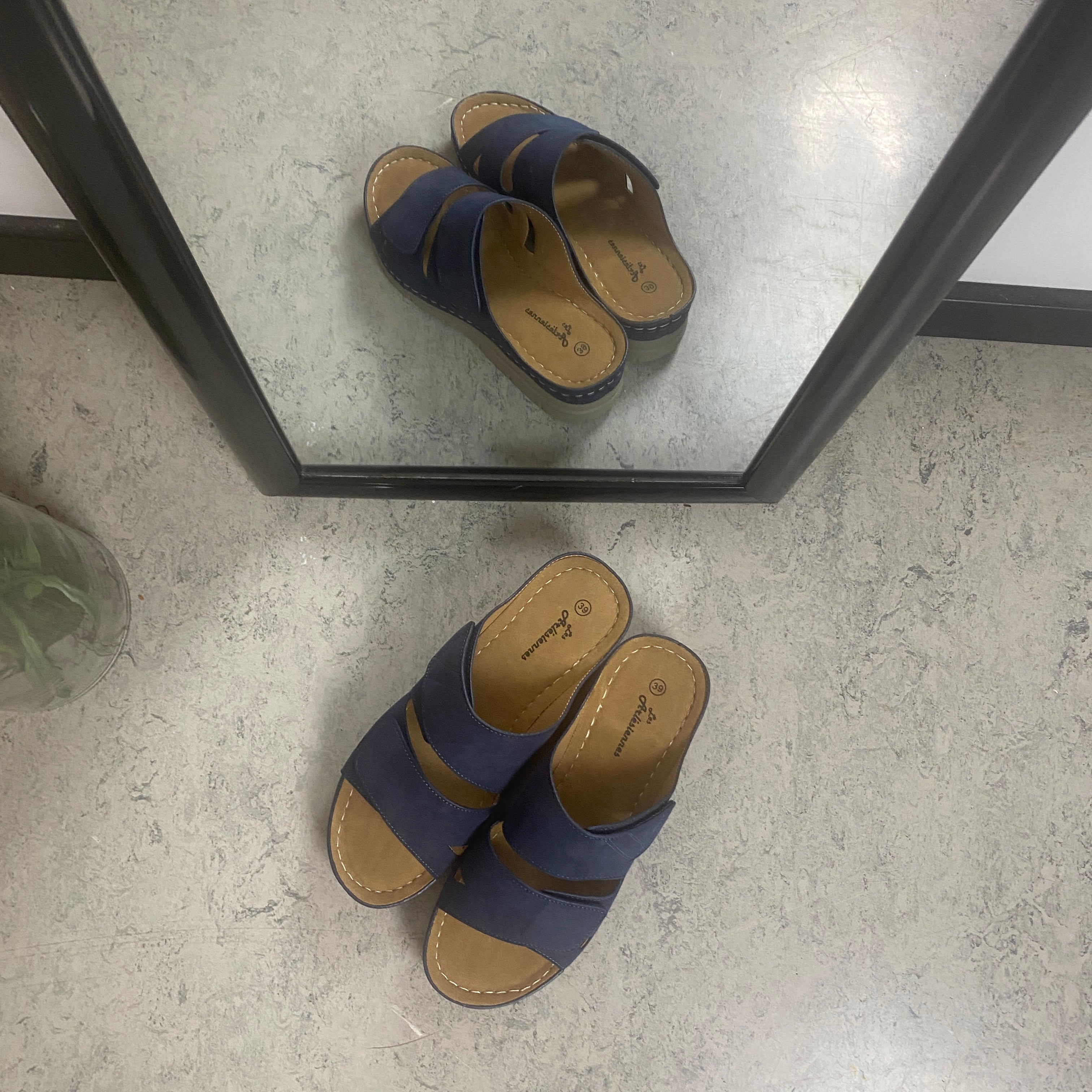 Blå slip on sandal med kilehæl & velcro – feminin & fleksibel til hverdagen