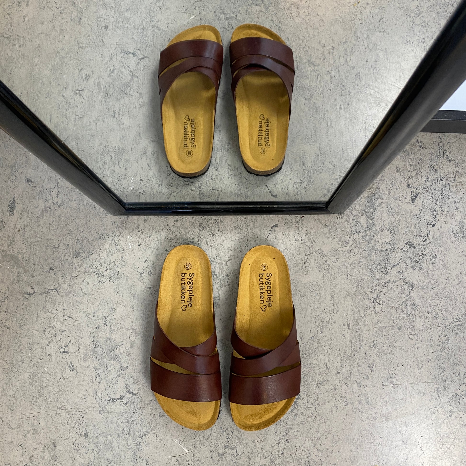 Slip on sandal i brun glat skind med krydsremme – komfort & støtte | Sygeplejebutikken