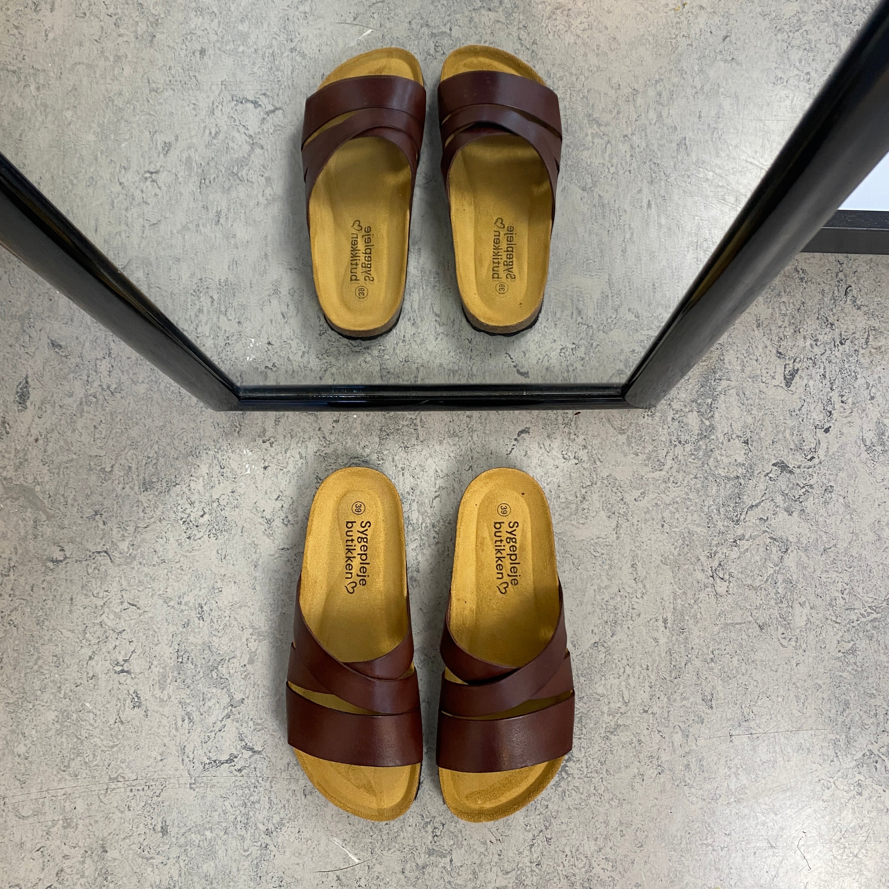 Slip on sandal i brun glat skind med krydsremme – komfort & støtte | Sygeplejebutikken