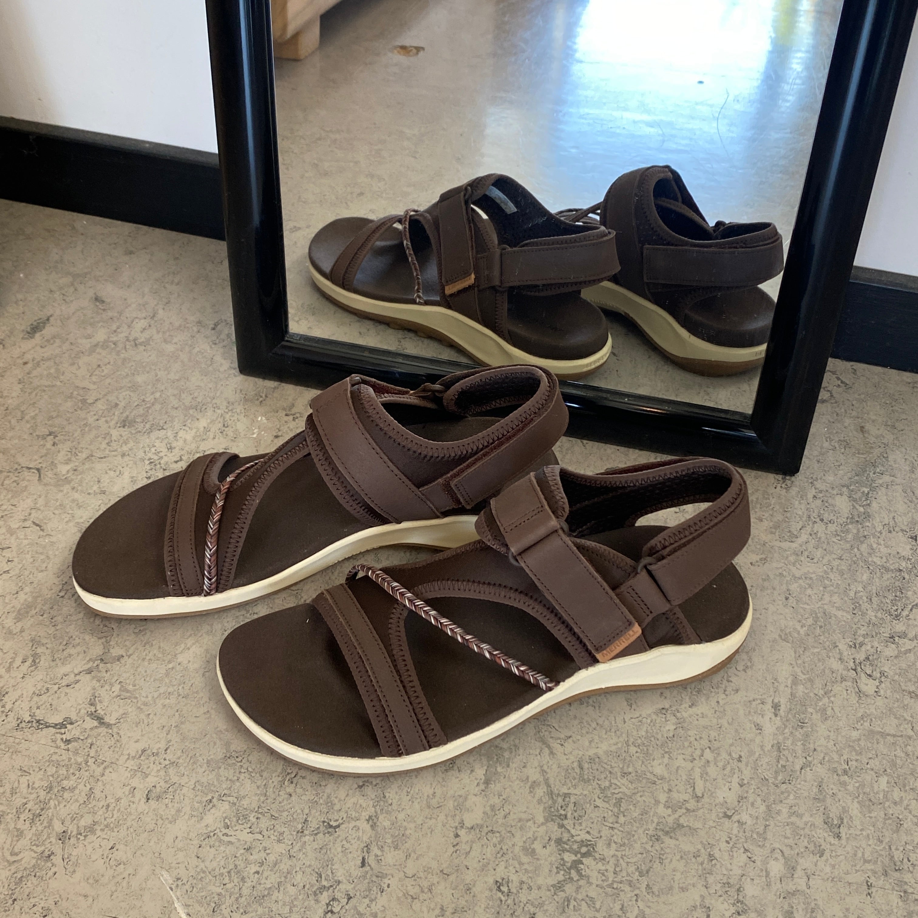 Brun Merrell sandal – let & komfortabel sandal med justerbar pasform