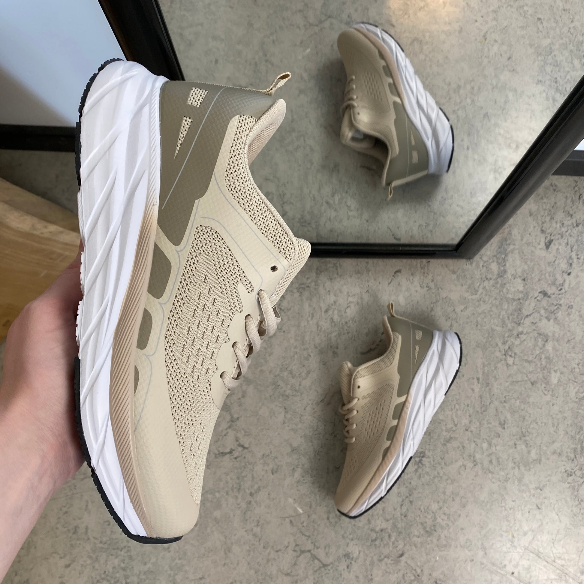 Letvægts komfort sneaker i åndbart mesh med stødabsorbering