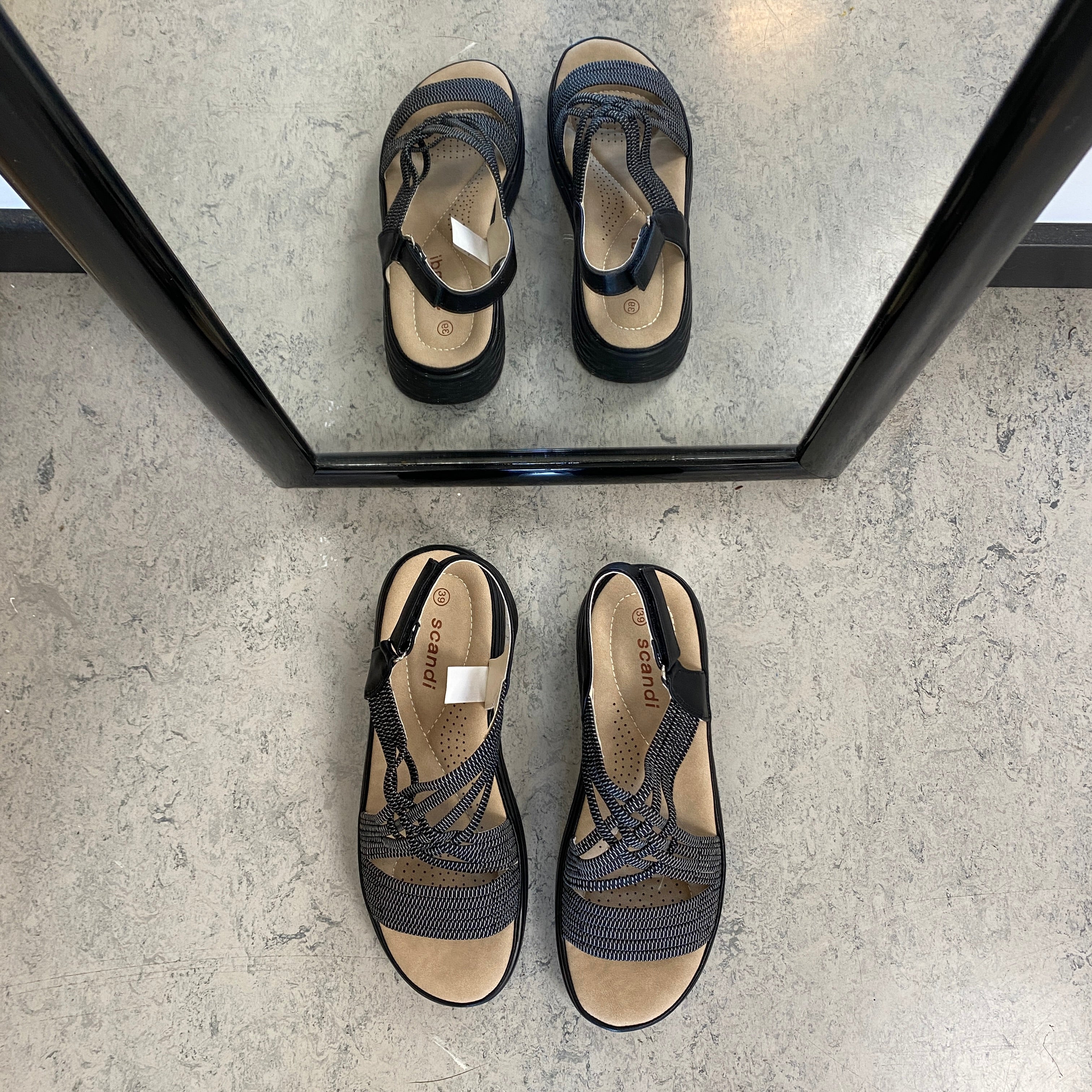 Sort sandal med elastiske remme og stødabsorberende sål