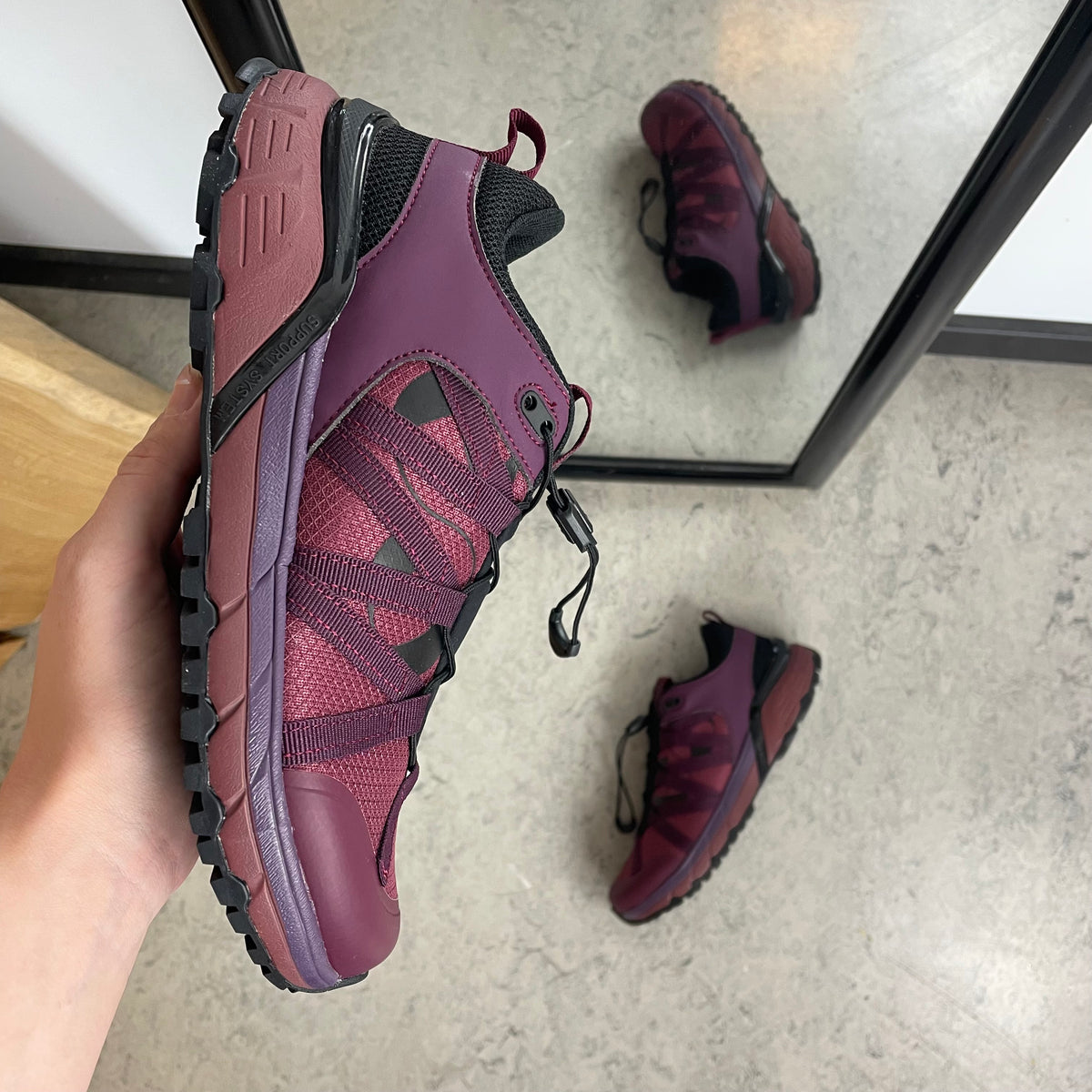 Bordeaux vandafvisende damesko med bred pasform og svangstøtte fra Green Comfort