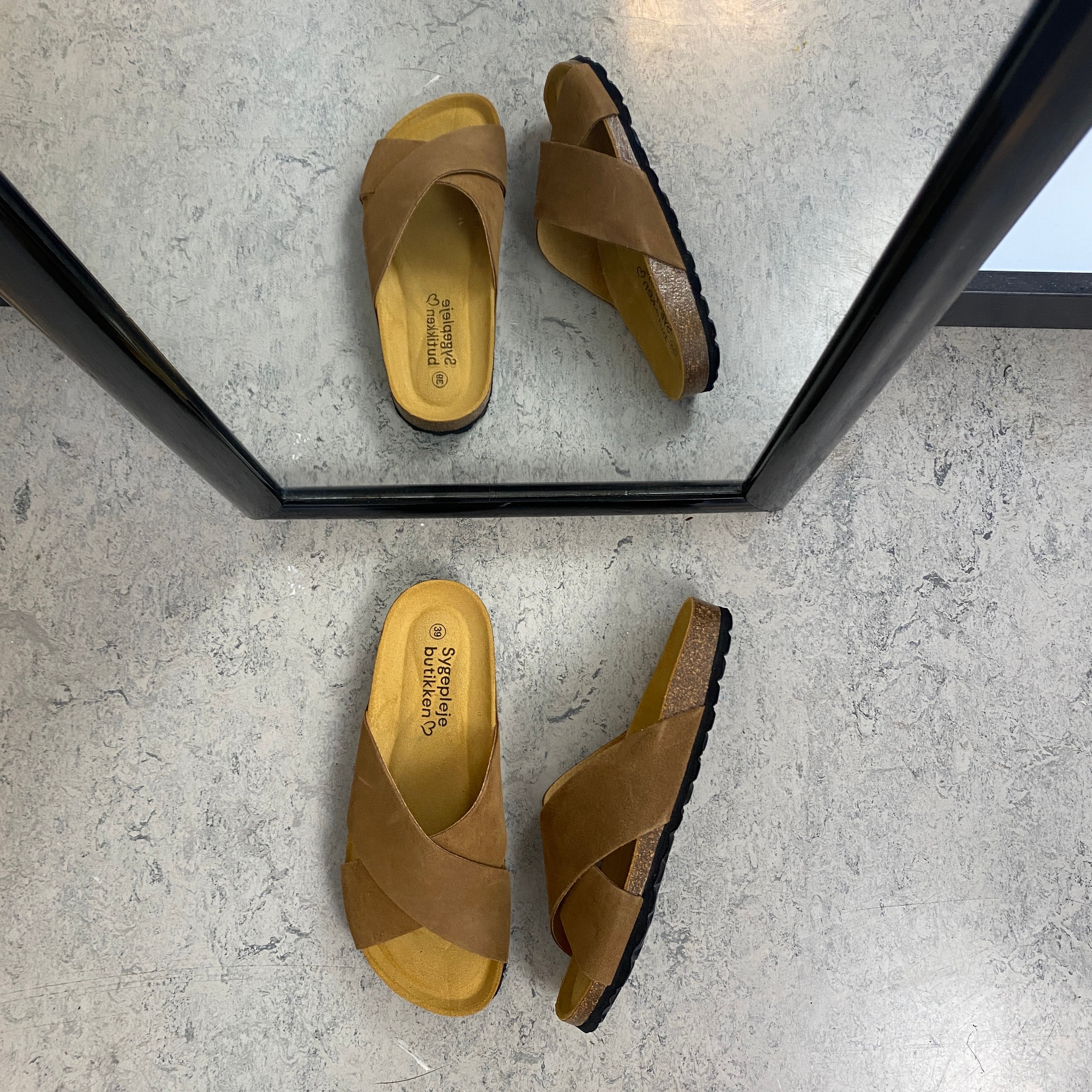 Serraje Roble – brun slip on sandal med krydsremme & komfort | Sygeplejebutikken