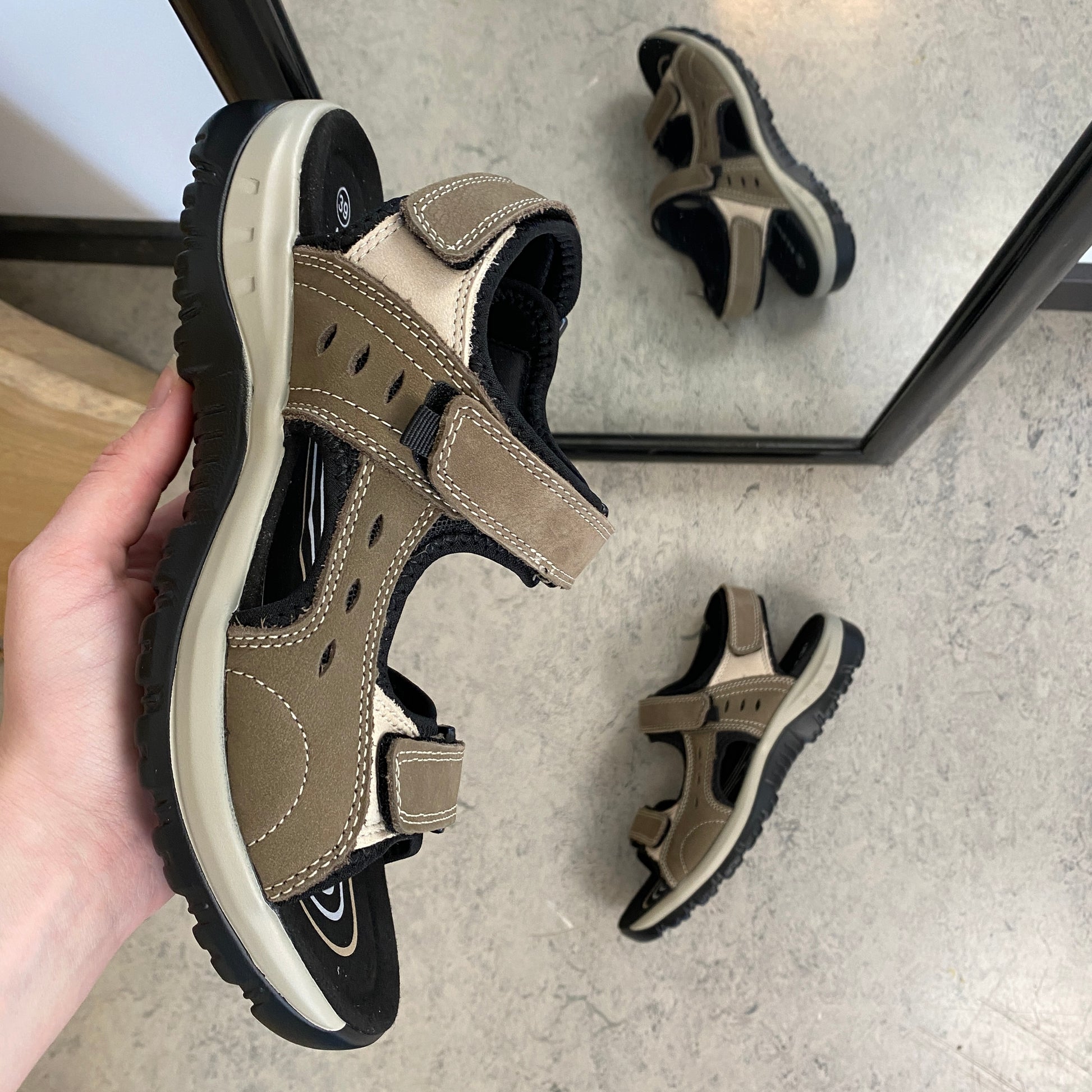 Robust sandal med justerbar pasform i brun