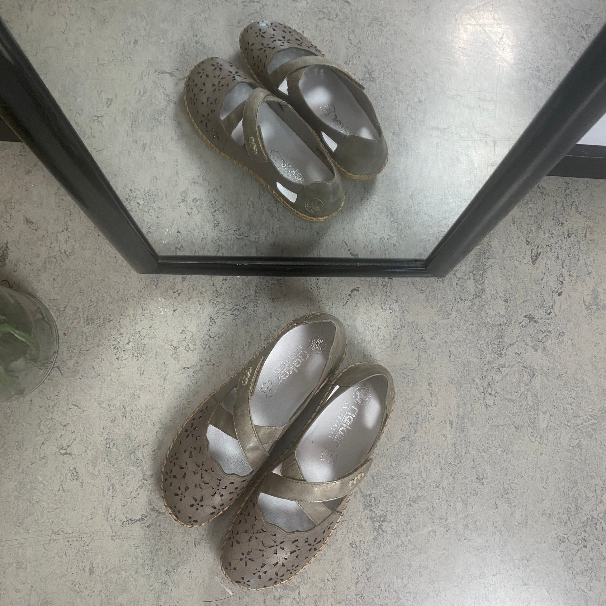 Rieker beige lukket sandal med velcro & blomstermønster