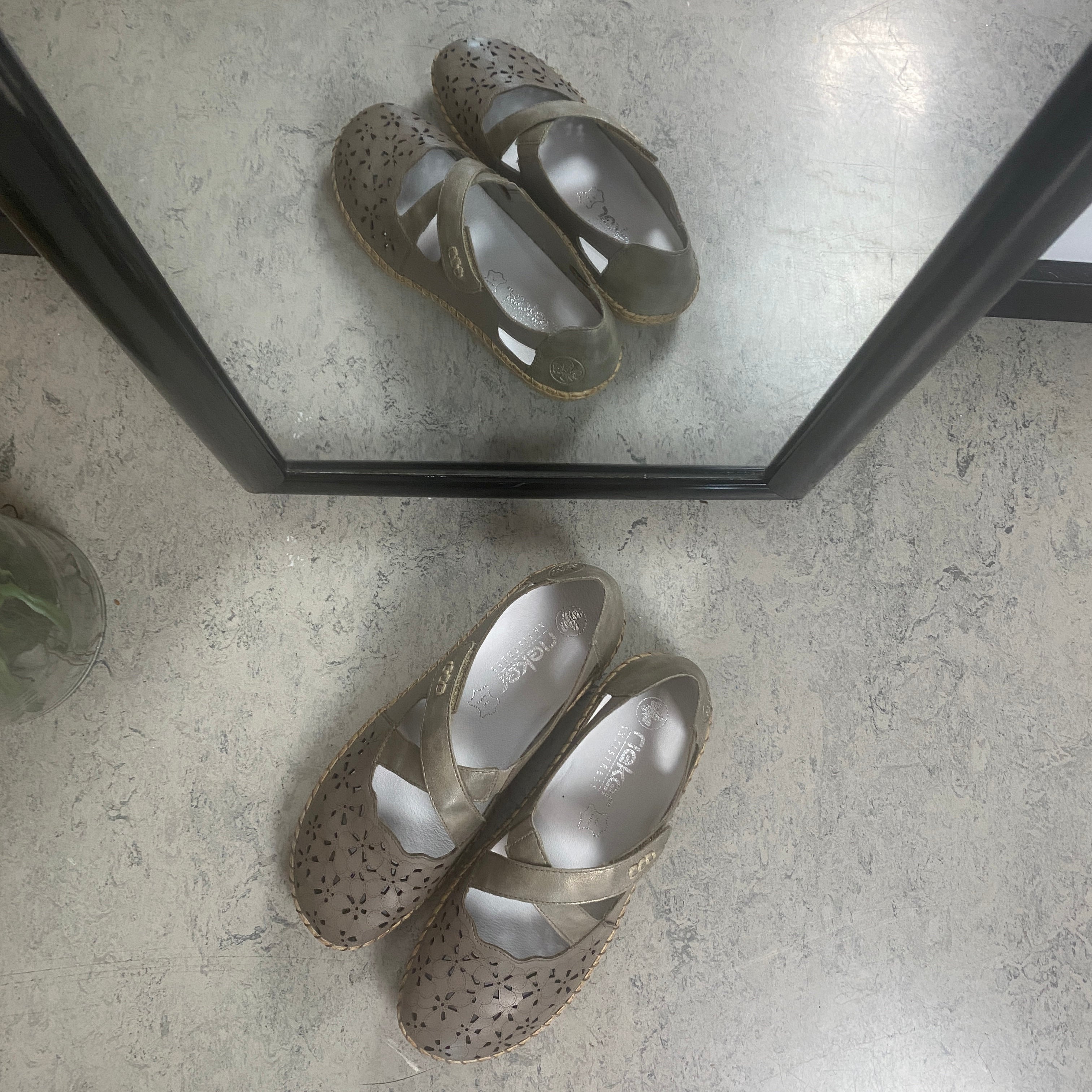 Rieker beige lukket sandal med velcro & blomstermønster