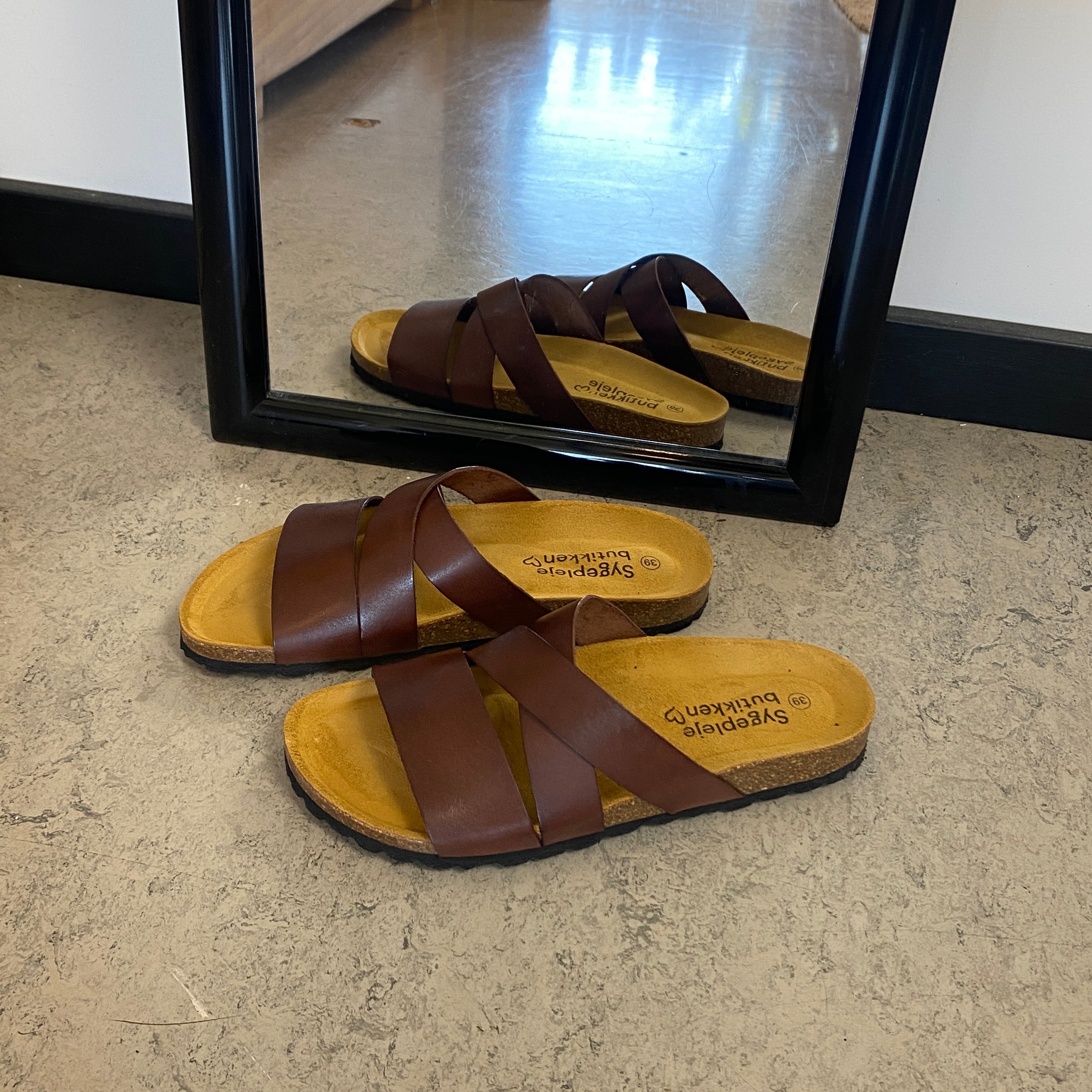 Slip on sandal i brun glat skind med krydsremme – komfort & støtte | Sygeplejebutikken