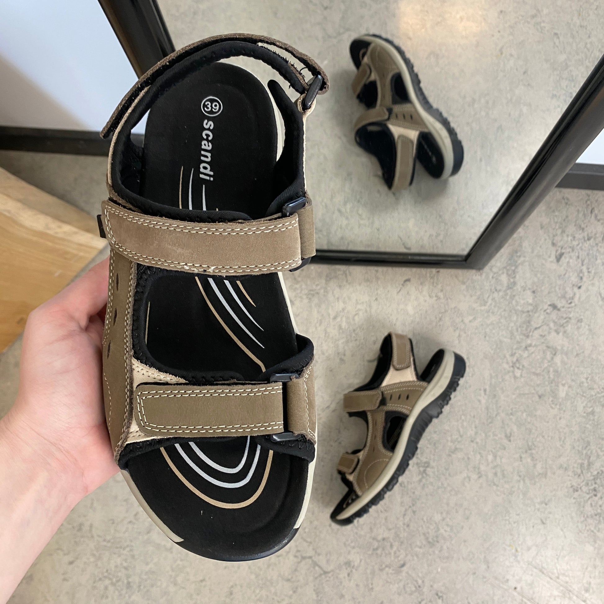 Robust sandal med justerbar pasform i brun