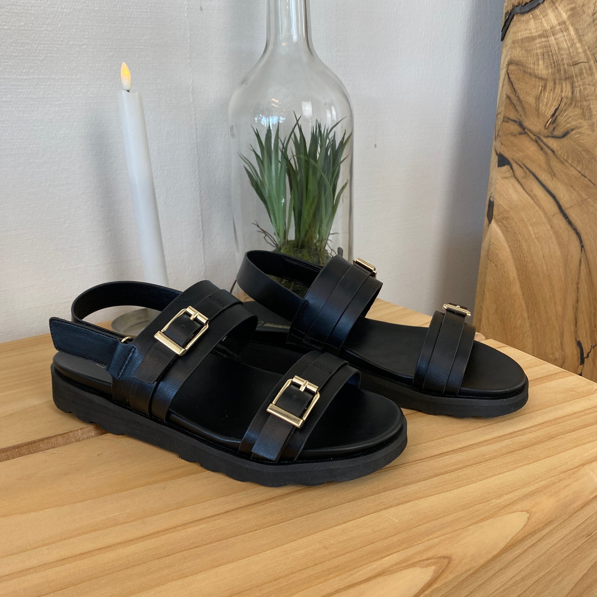 Sort sandal med spænder & hælrem – klassisk model med regulerbar pasform