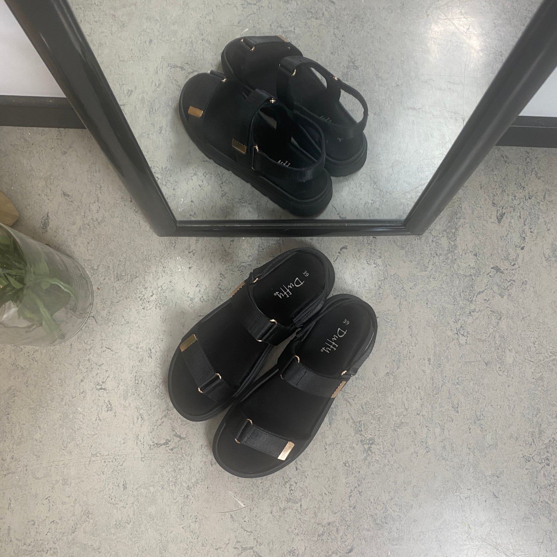 Sort sandal med justerbare remme & komfortabel sål