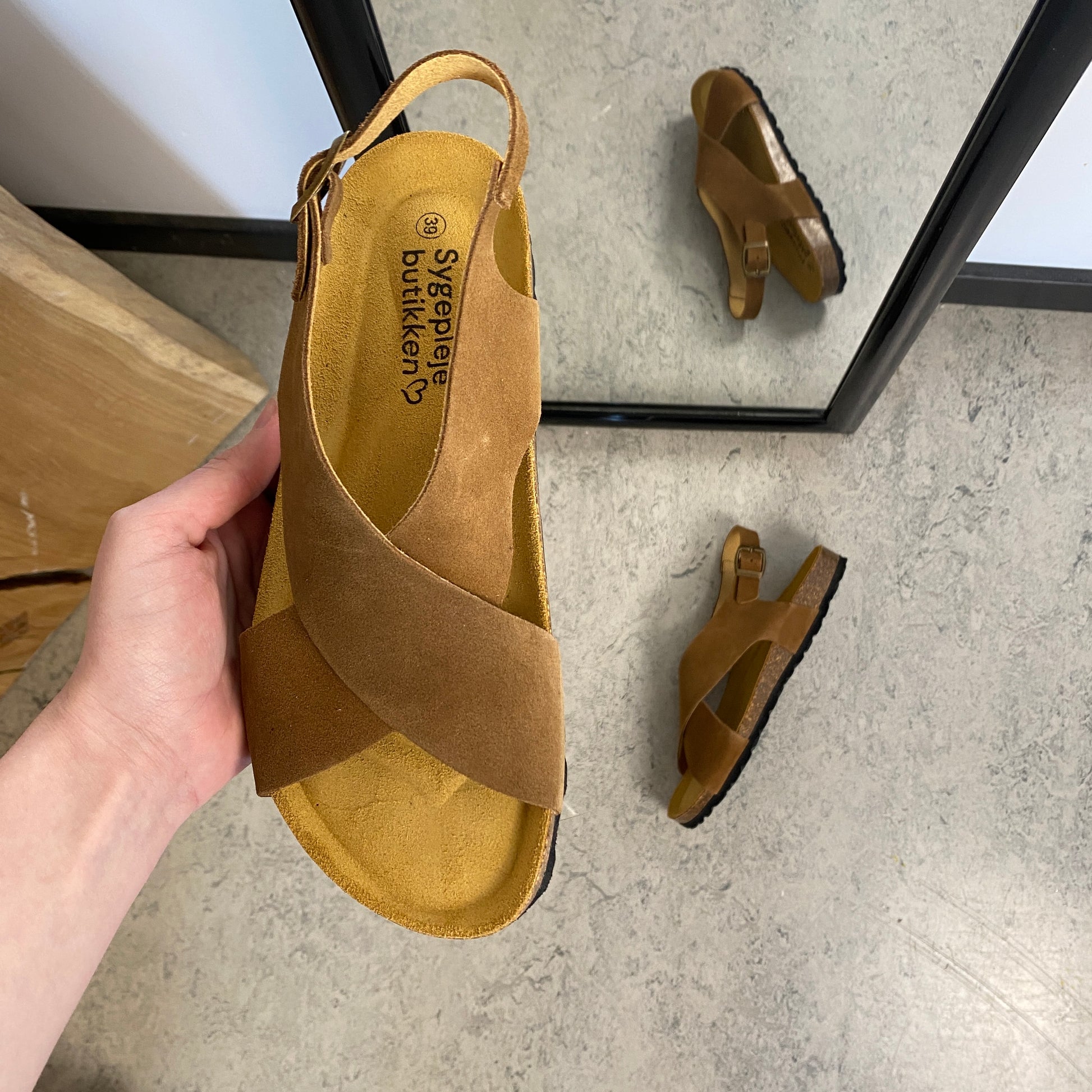 Serraje Roble – brun sandal med krydsremme & bagrem | Sygeplejebutikken