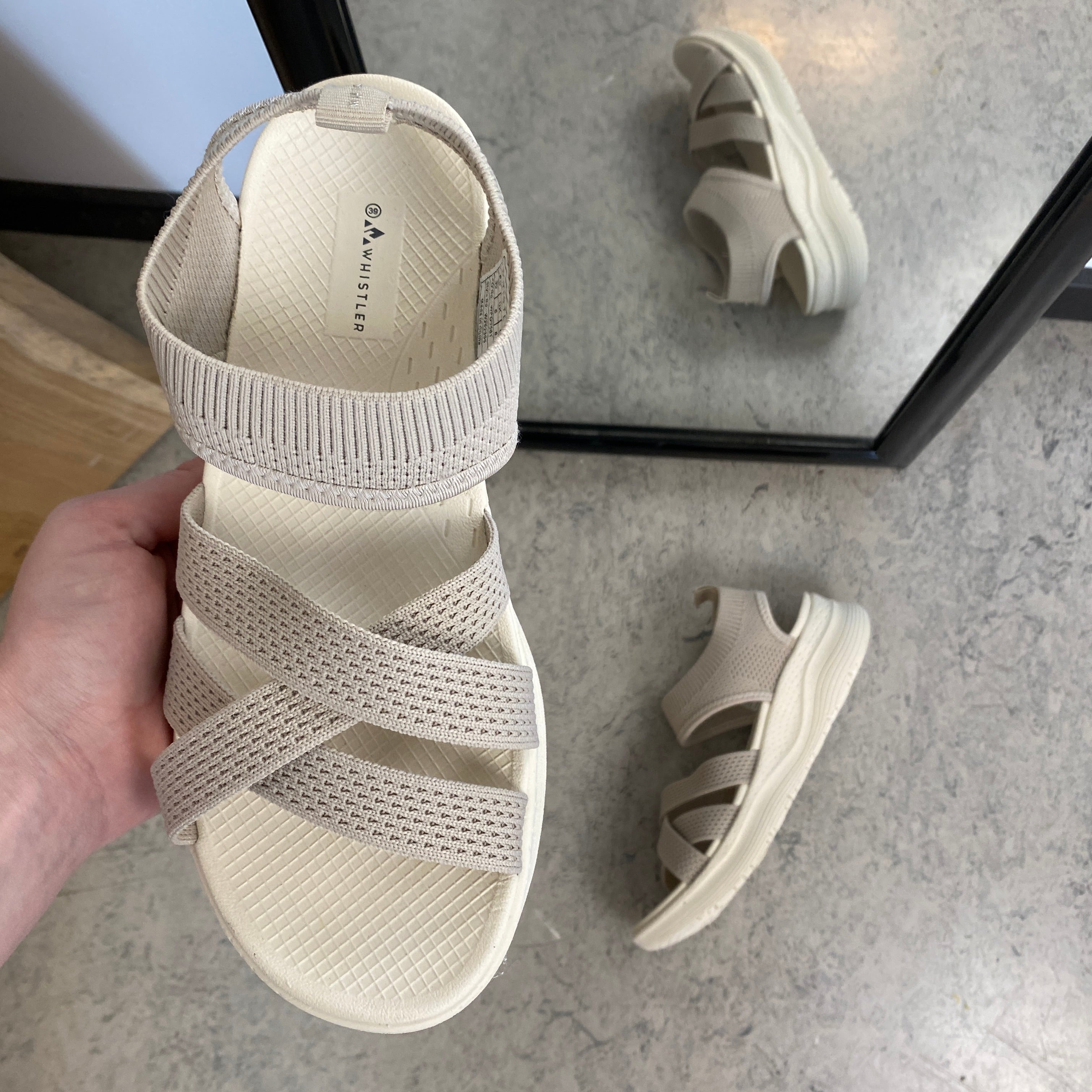 Whistler sandal i beige med elastisk pasform og god stødabsorbering
