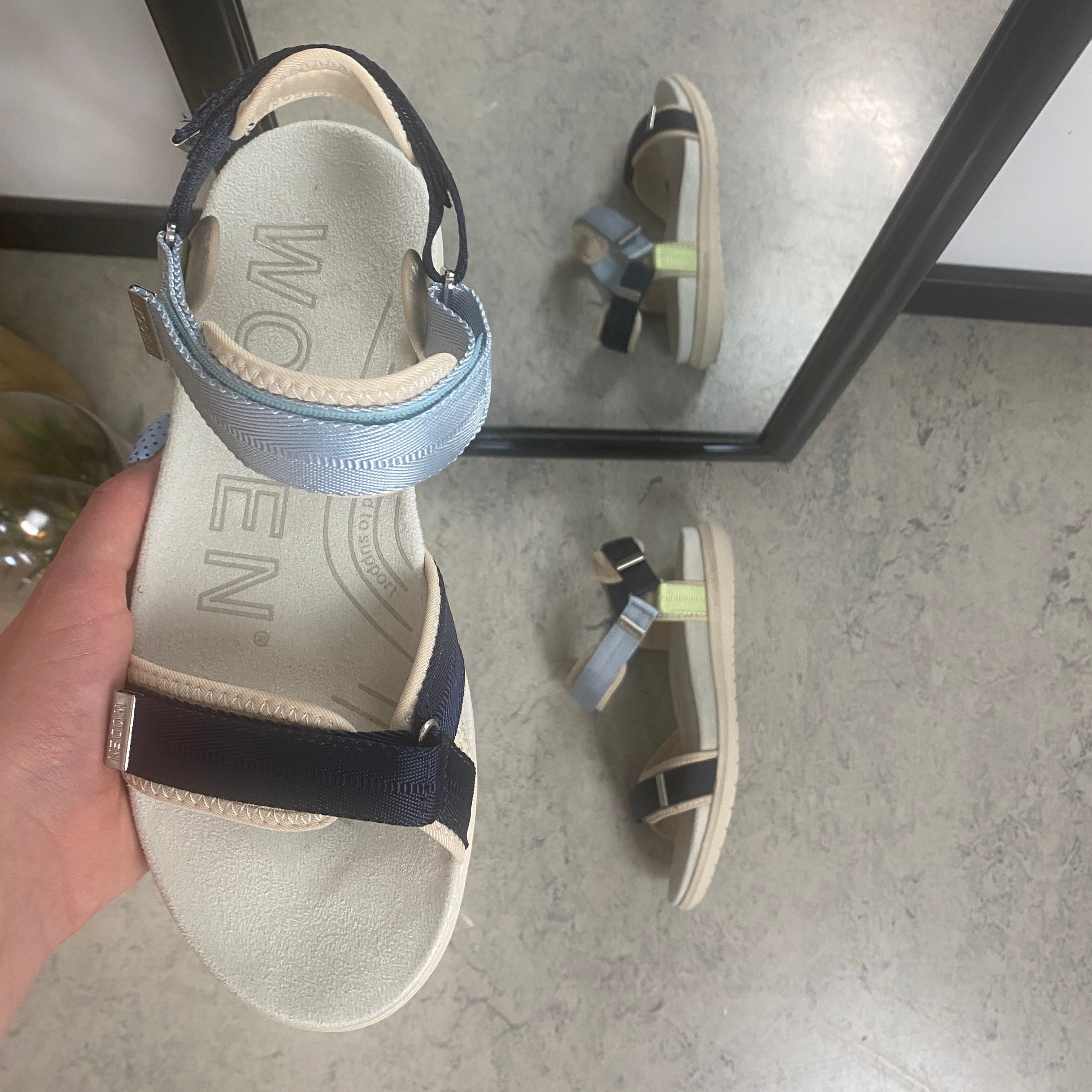 Woden sandal Moonstone Multi – Let & støttende i blå, grønne & beige nuancer