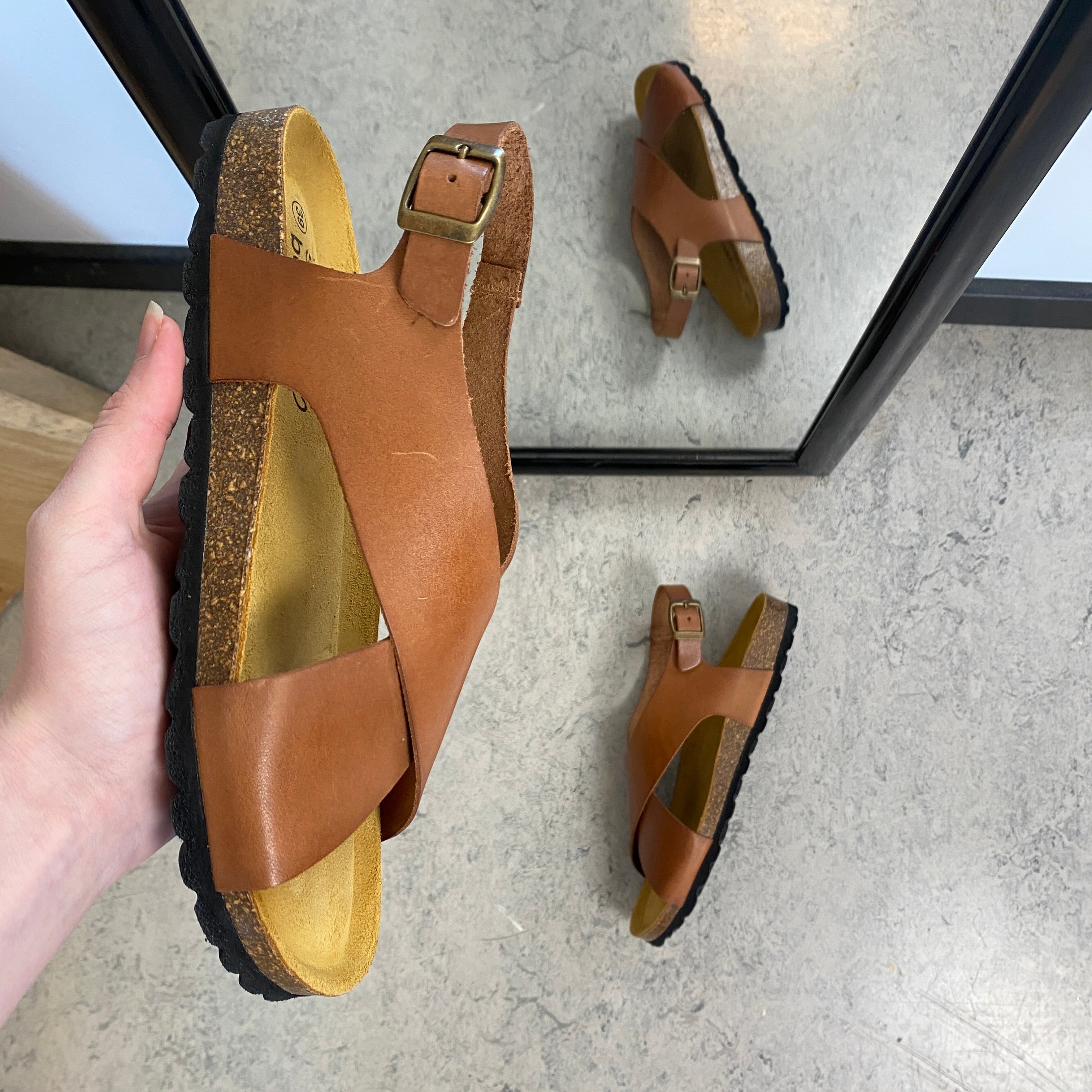 Brun sandal i glat skind med krydsremme & bagrem | Sygeplejebutikken
