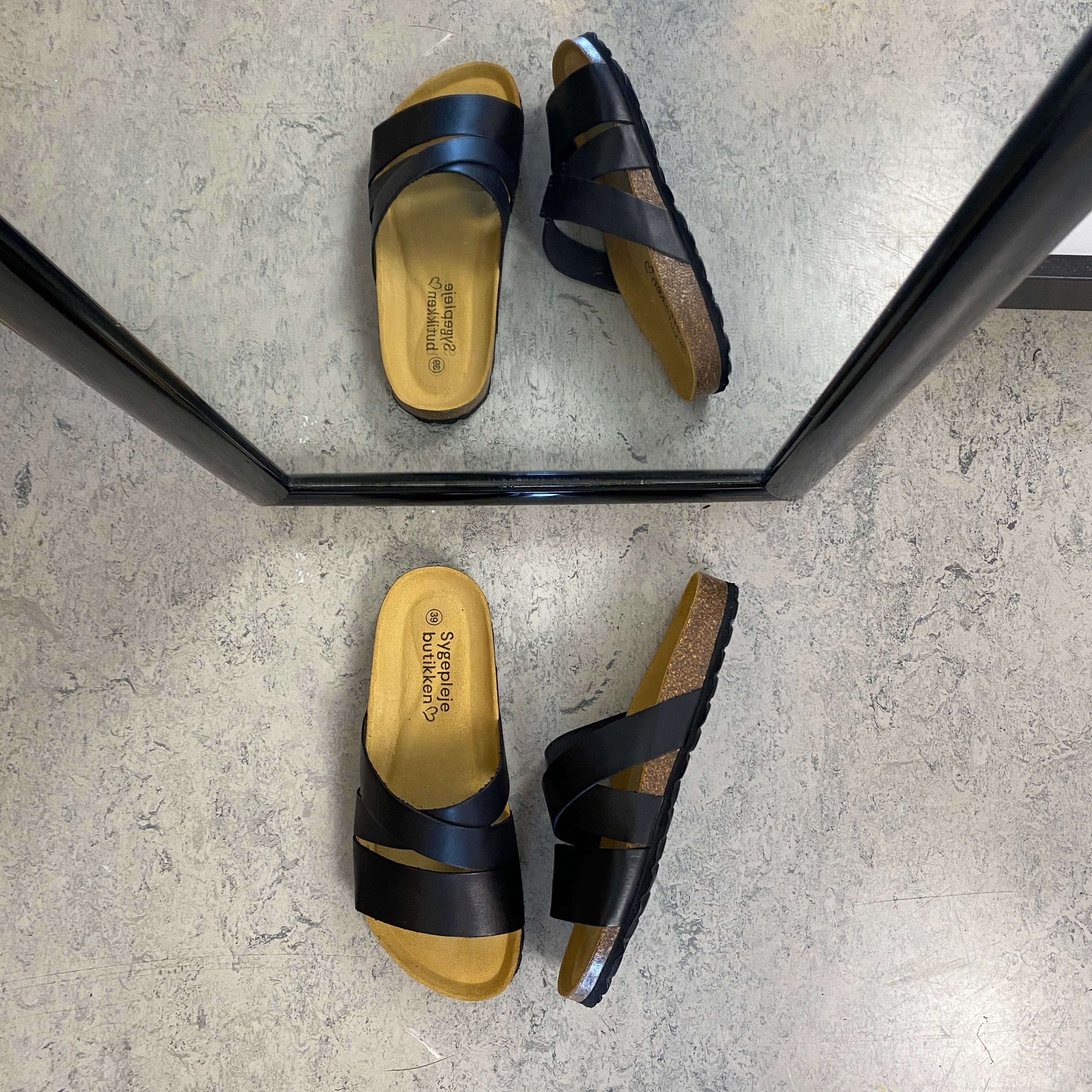 Slip on sandal i sort glat skind med krydsremme – komfort & støtte | Sygeplejebutikken
