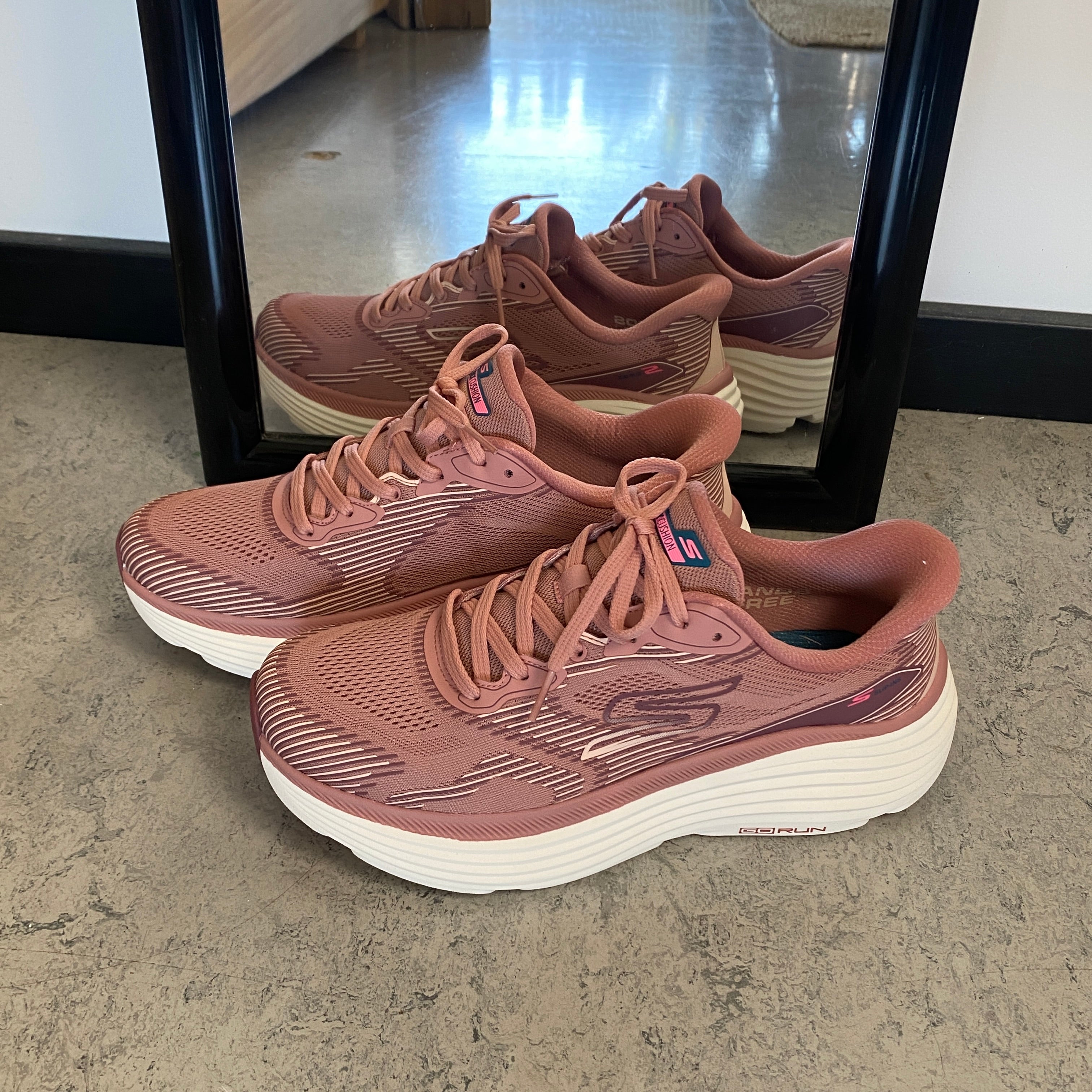 Skechers Max Cushioning Rosa slip on sneaker med maksimal stødabsorbering