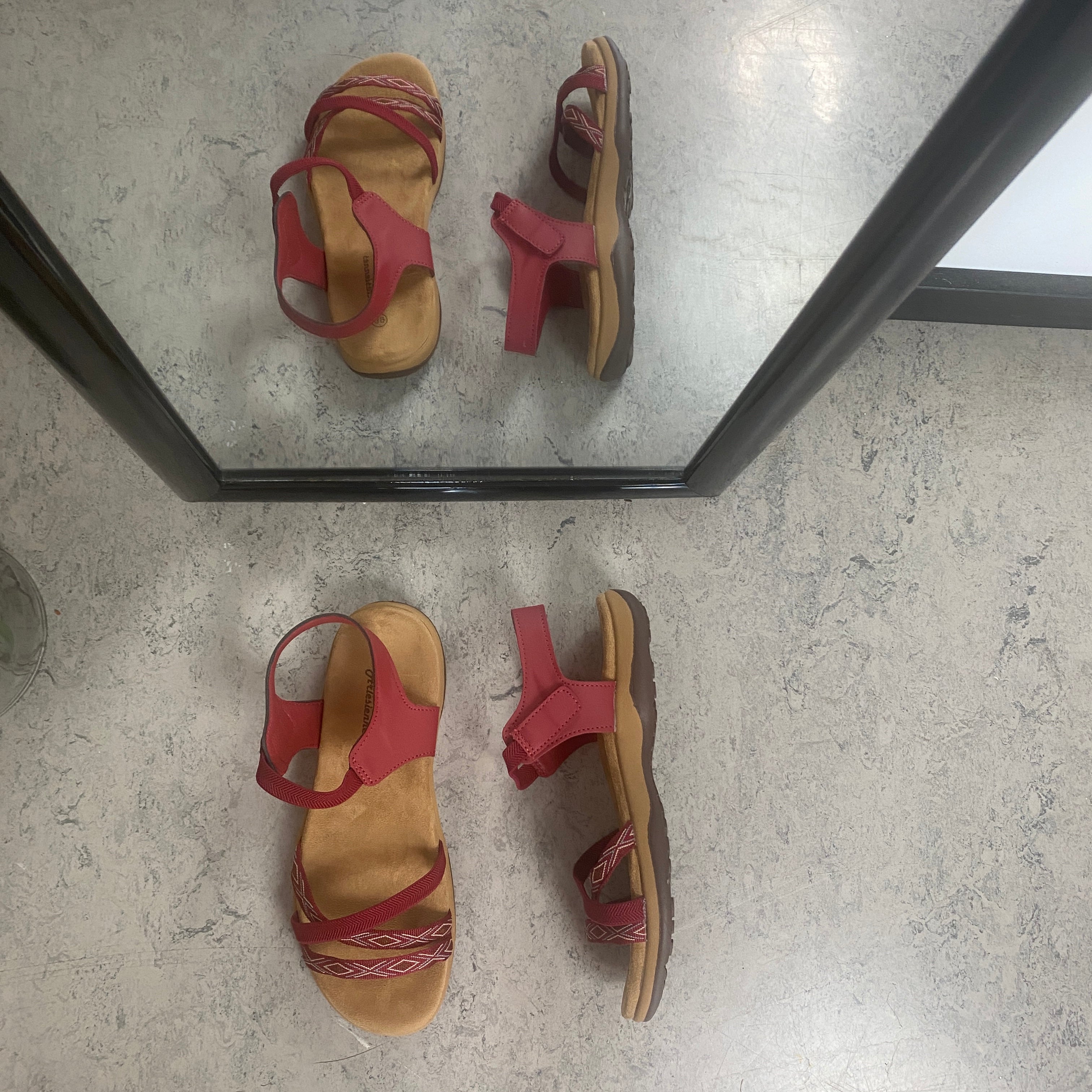 Rød sandal med elastikremme & velcro – feminin & fleksibel til sommeren