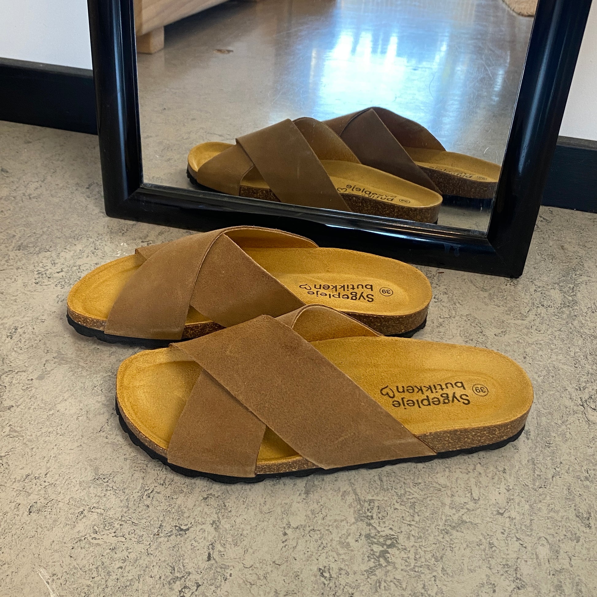 Serraje Roble – brun slip on sandal med krydsremme & komfort | Sygeplejebutikken