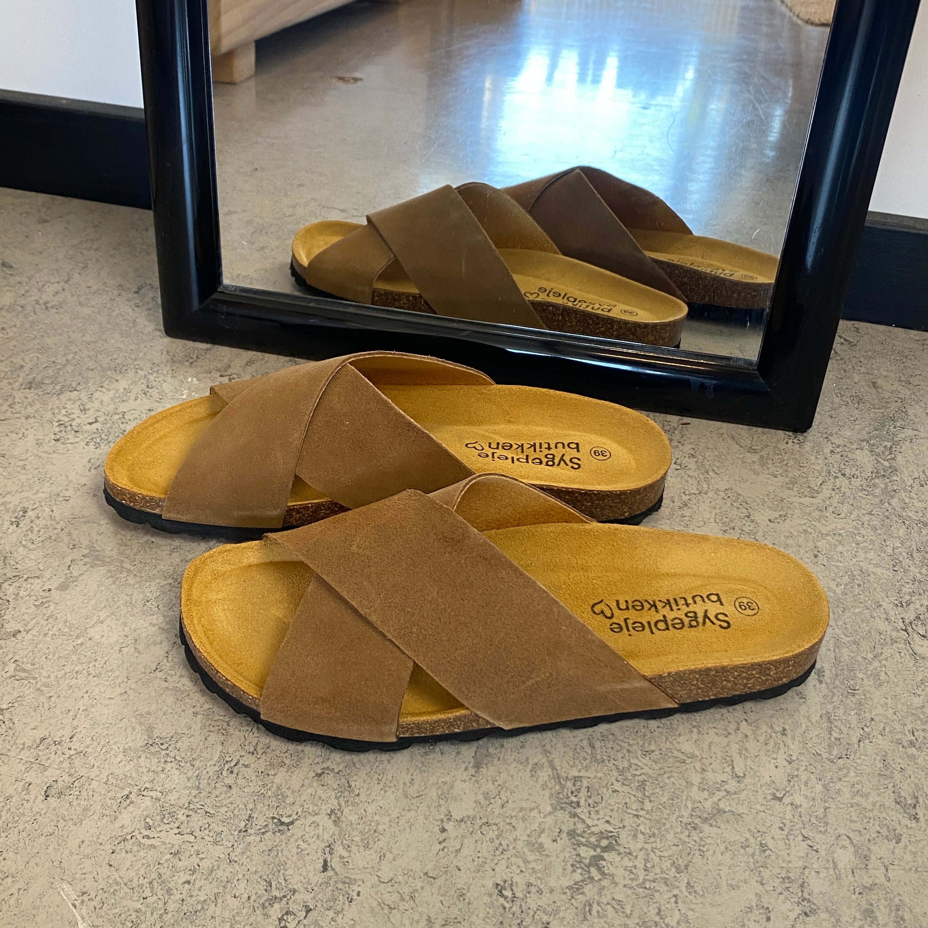 Serraje Roble – brun slip on sandal med krydsremme & komfort | Sygeplejebutikken