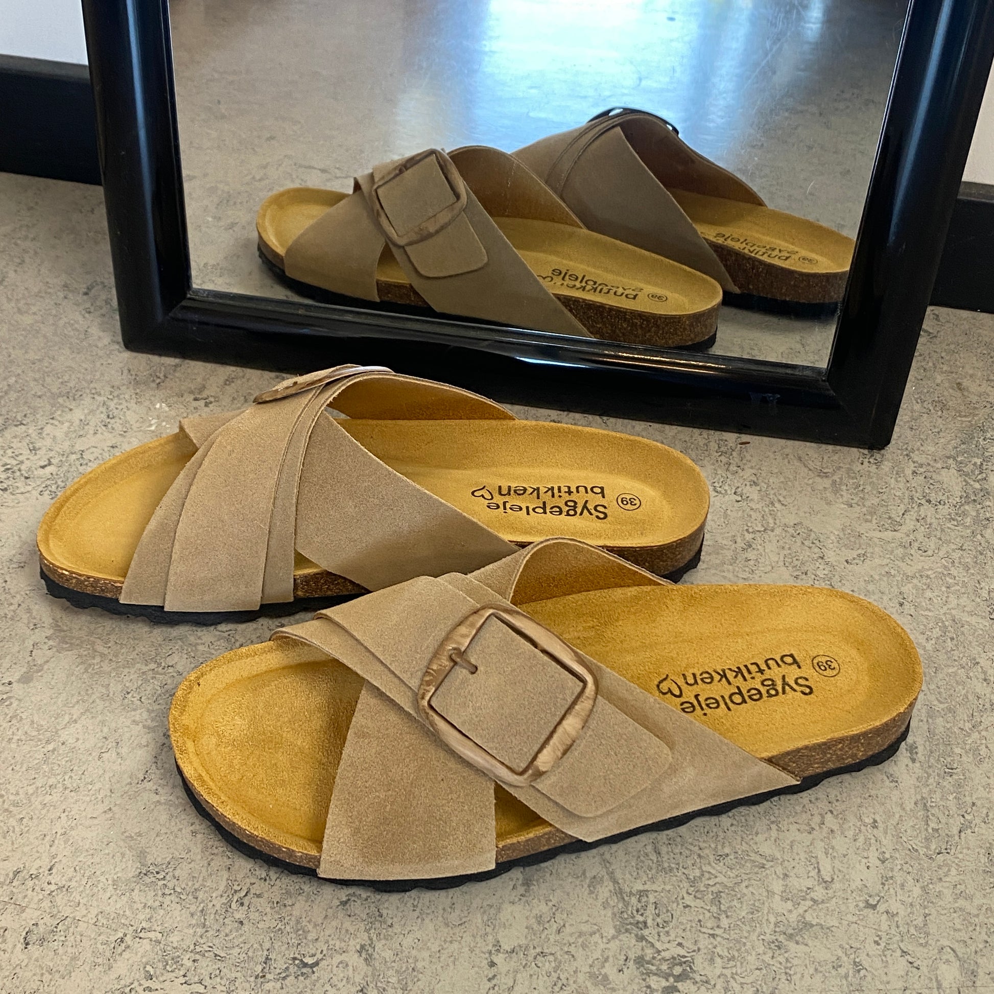 Lys brun slip on sandal i skind med dobbelt rem – komfort & støtte fra Sygeplejebutikken