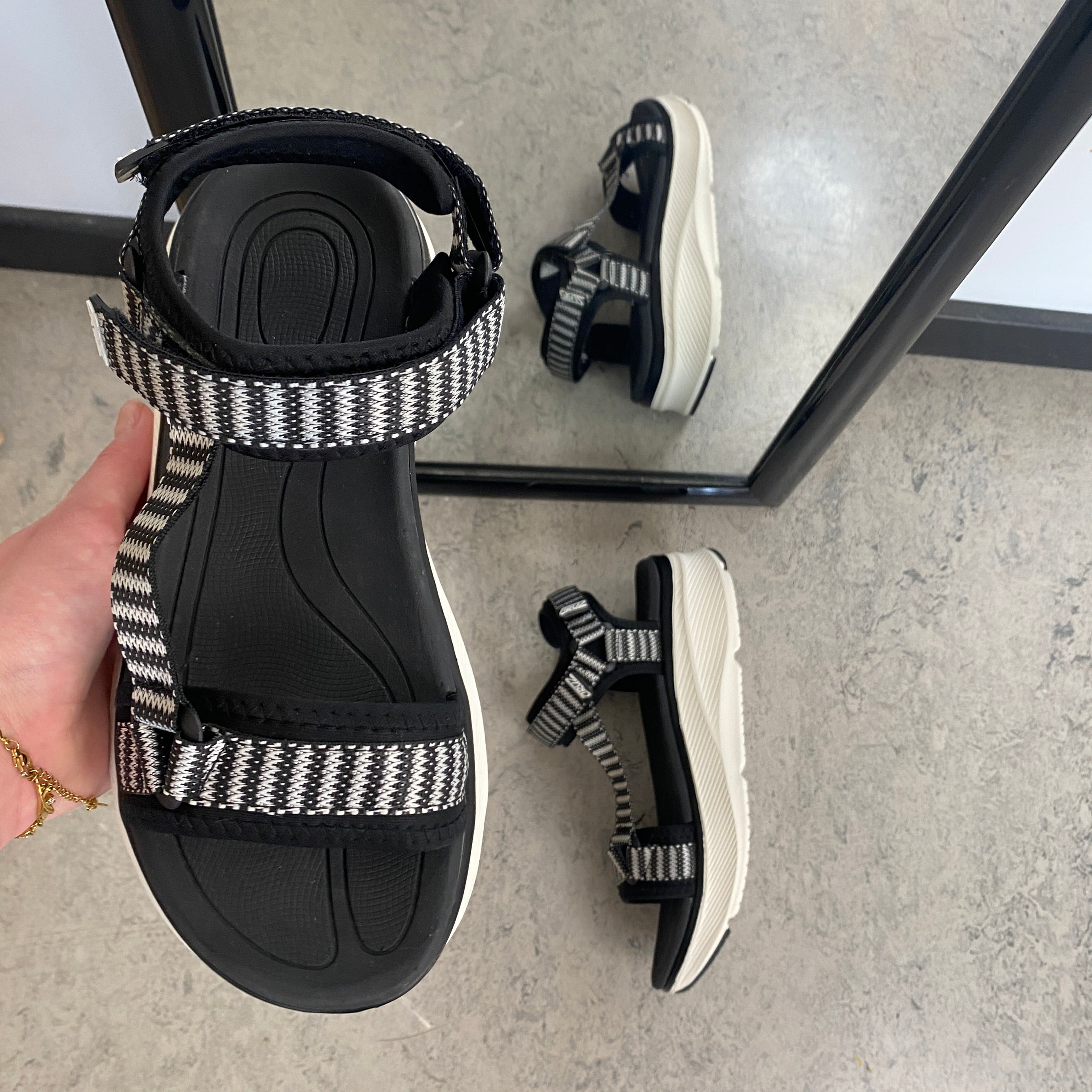 Cruz sandal i sort – Stabil komfort i klassisk design