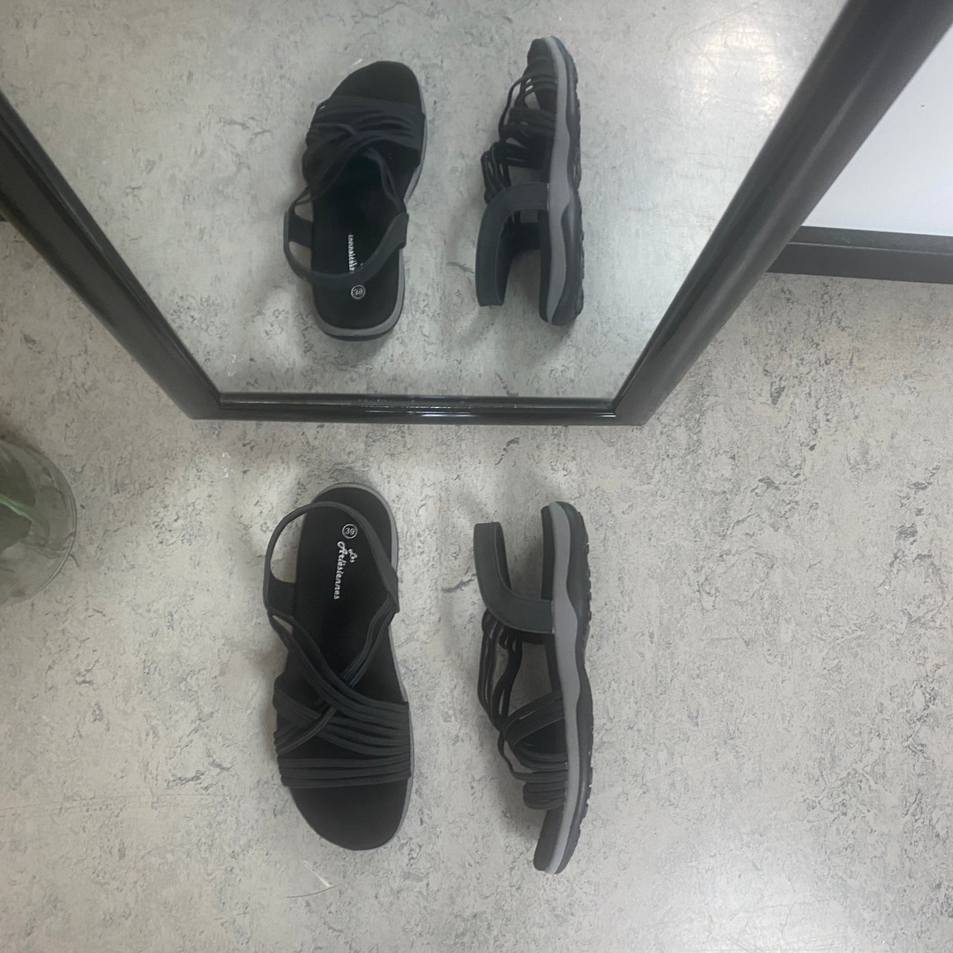 Sort sandal med elastikremme – klassisk model med blød skumsål