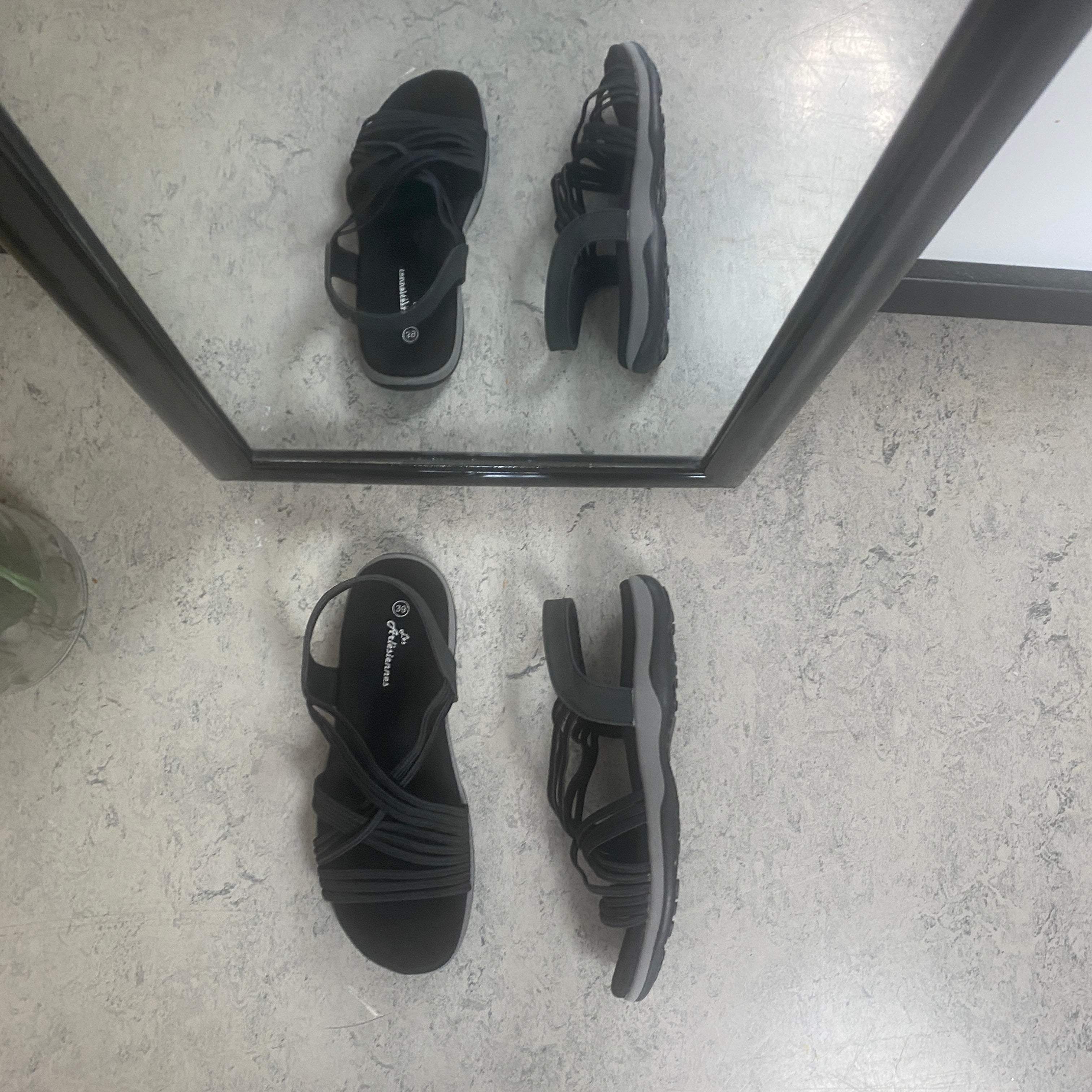 Sort sandal med elastikremme – klassisk model med blød skumsål
