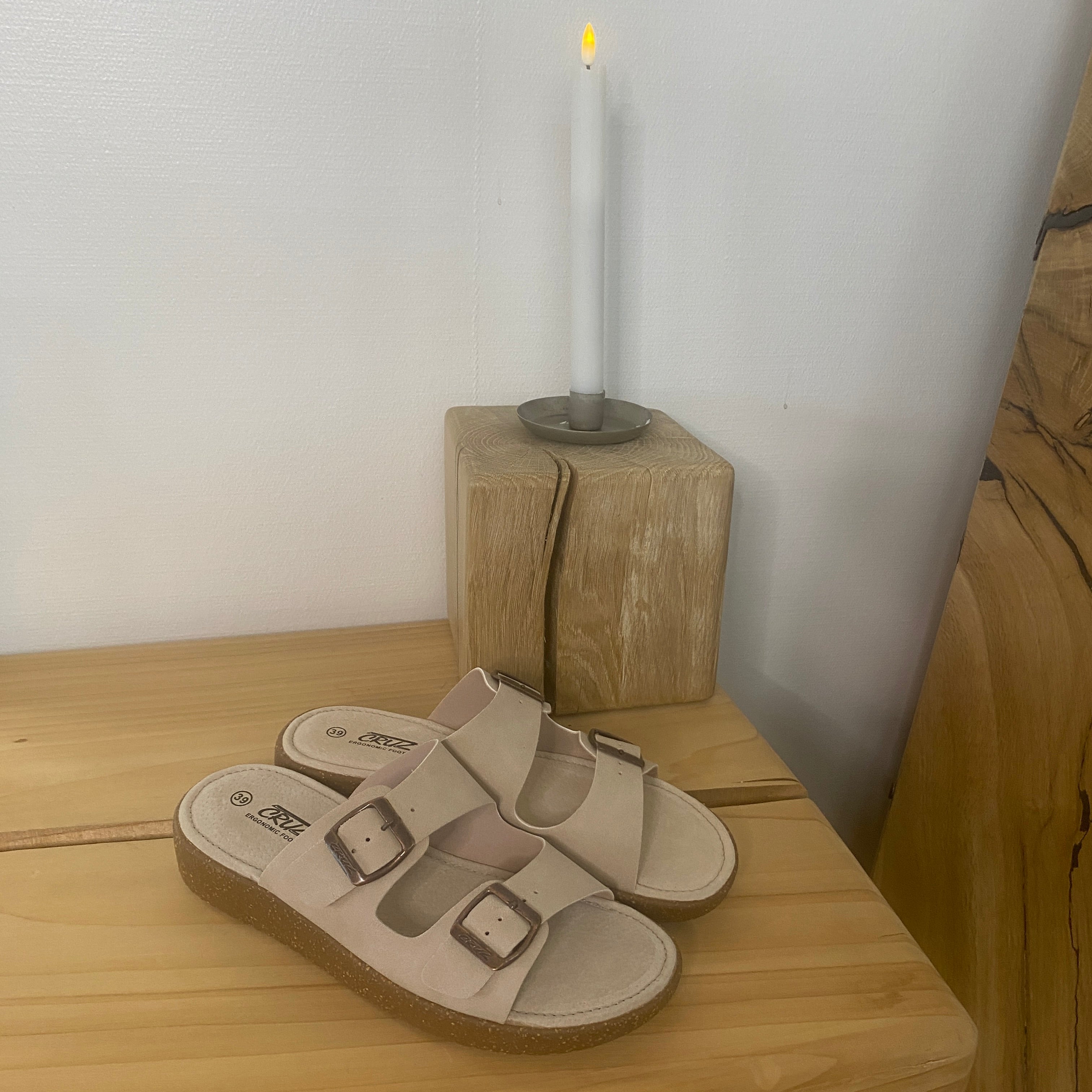Cruz Noraja sandal i beige – Komfort & stabilitet til smalle fødder